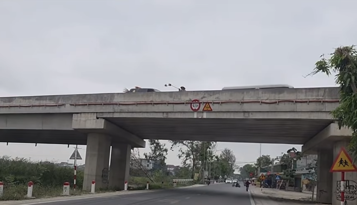 Xử phạt c&ocirc;ng nh&acirc;n duy tu hất đất c&aacute;t từ cầu cao tốc xuống đường d&acirc;n sinh tại Nghệ An- Ảnh 1.