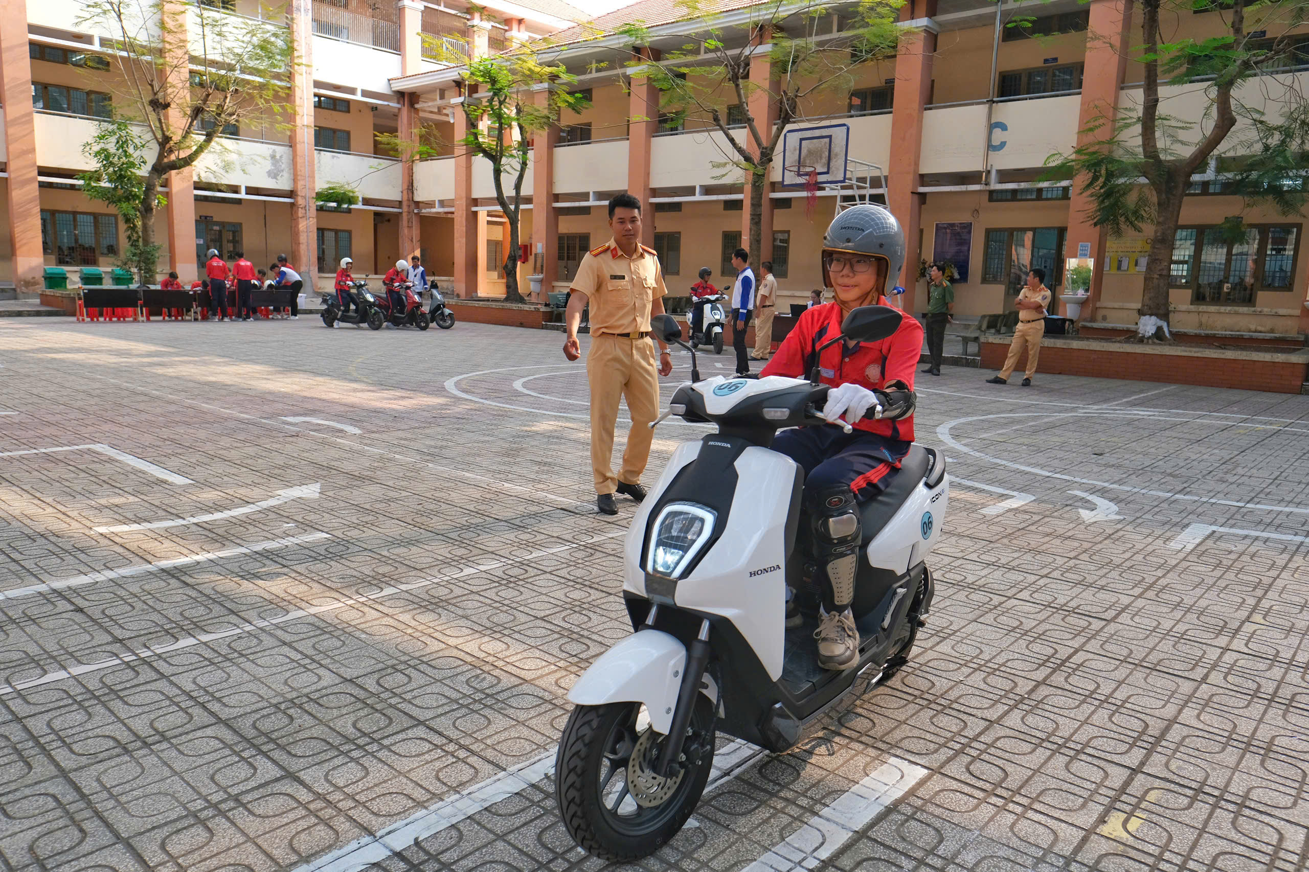 Honda Việt Nam trao tặng 12 xe gắn m&aacute;y điện tại trường THPT T&acirc;n T&uacute;c- Ảnh 2.