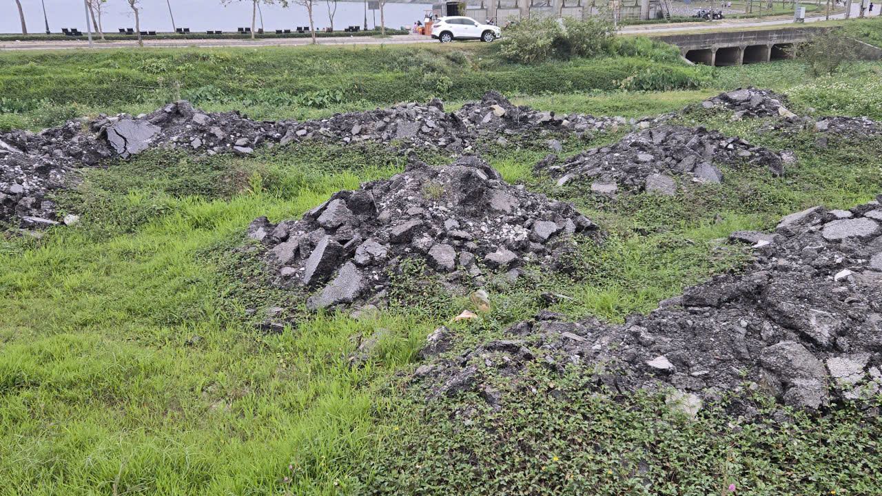 Đổ trộm r&aacute;c thải x&acirc;y dựng trong đ&ecirc;m, Nghệ An cần giải quyết triệt để- Ảnh 2.