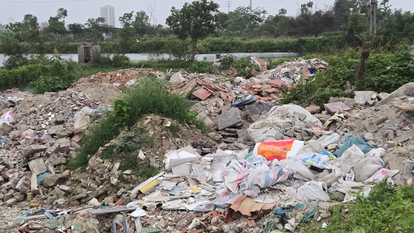 Đổ trộm r&aacute;c thải x&acirc;y dựng trong đ&ecirc;m, Nghệ An cần giải quyết triệt để- Ảnh 6.