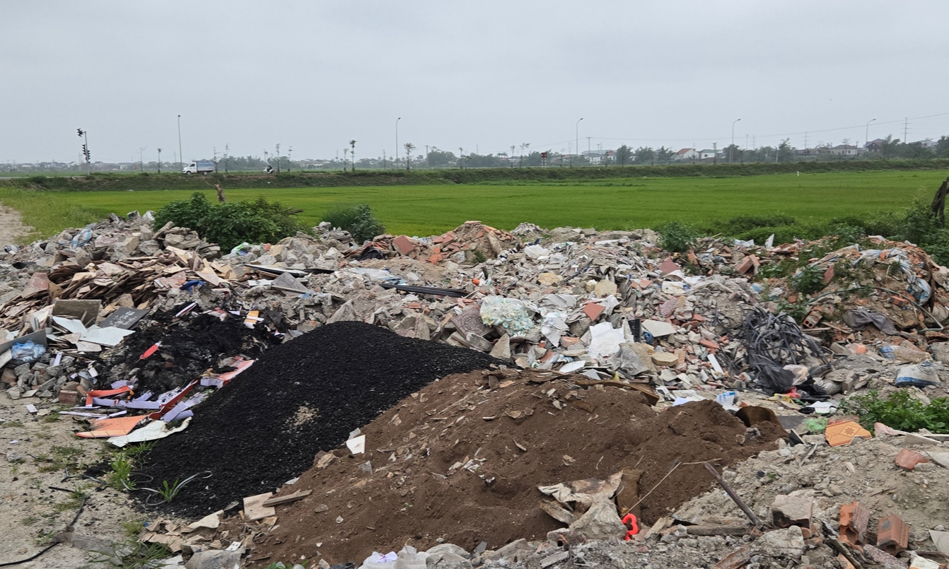 Đổ trộm r&aacute;c thải x&acirc;y dựng trong đ&ecirc;m, Nghệ An cần giải quyết triệt để- Ảnh 3.