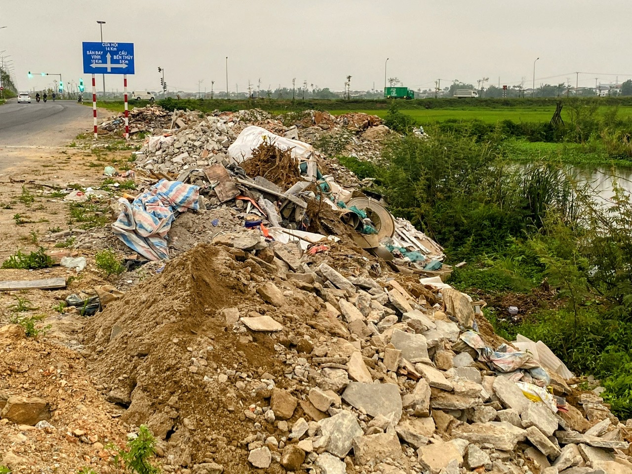 Đổ trộm r&aacute;c thải x&acirc;y dựng trong đ&ecirc;m, Nghệ An cần giải quyết triệt để- Ảnh 1.