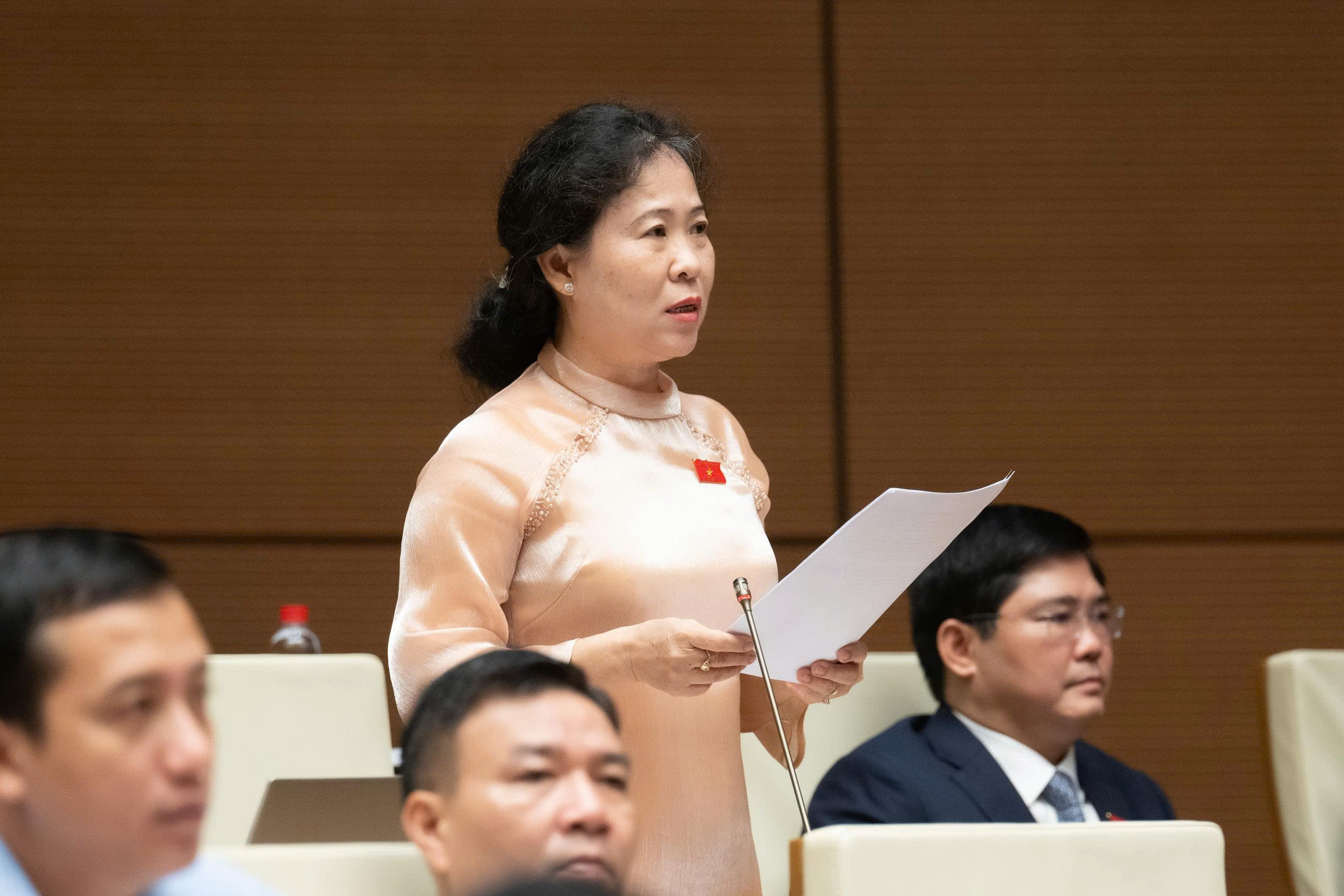 ĐBQH đề nghị đ&aacute;nh gi&aacute; tổng thể tiền lương, phụ cấp với c&aacute;n bộ, c&ocirc;ng chức cấp x&atilde;- Ảnh 2.