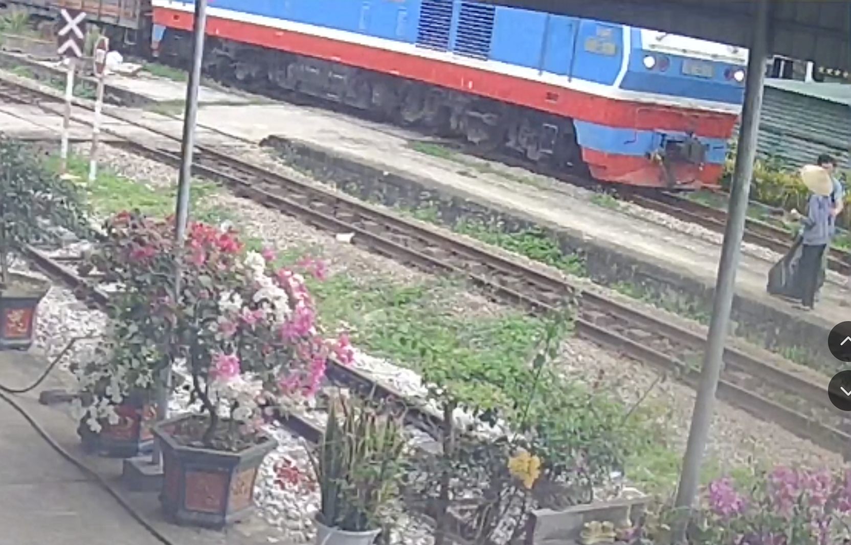 C&ocirc;ng nh&acirc;n đường sắt Nghệ An cứu cụ b&agrave; trong t&iacute;ch tắc khi đo&agrave;n t&agrave;u lao tới- Ảnh 1.