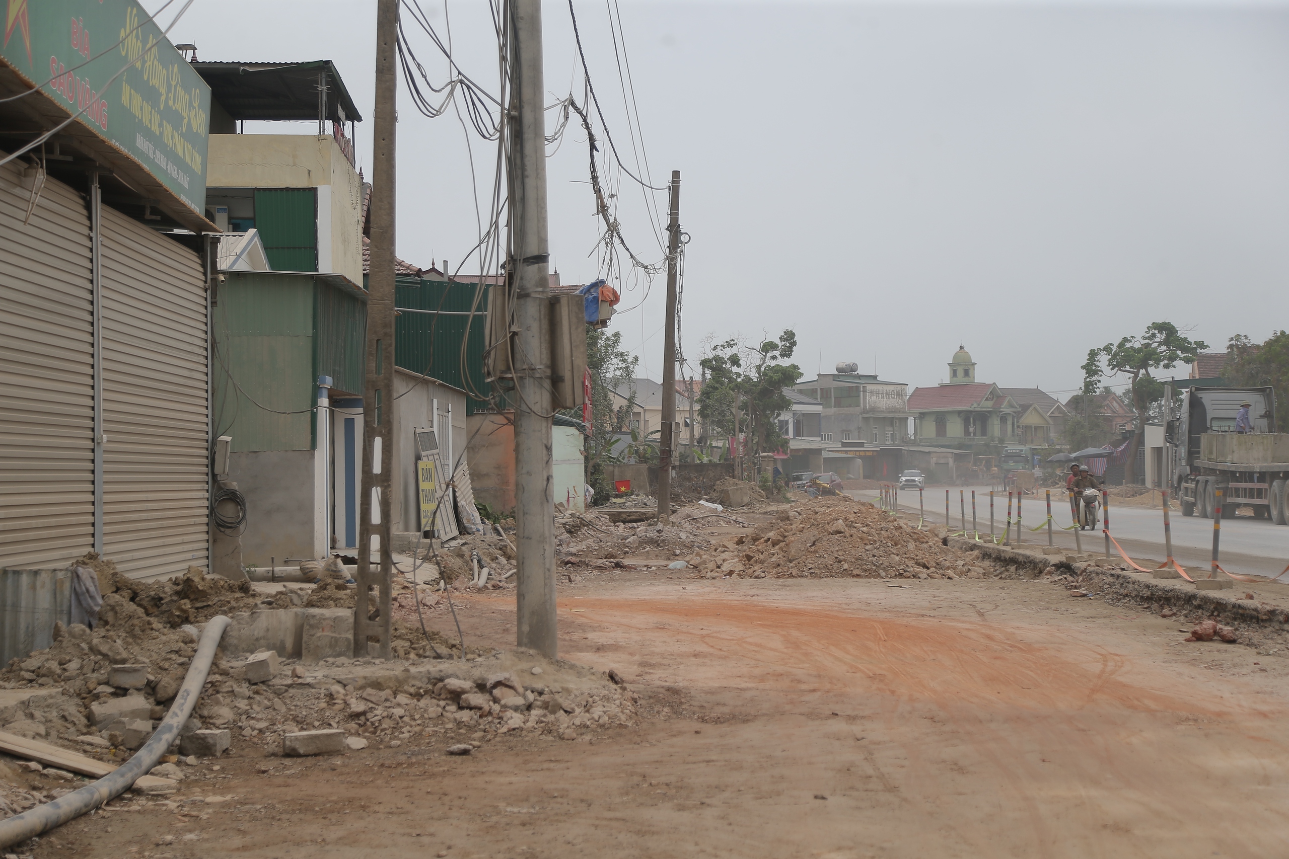 Nhiều c&ocirc;ng tr&igrave;nh hạ tầng kỹ thuật chậm di dời tại dự &aacute;n đường 500 tỷ đồng ở Nghệ An- Ảnh 3.