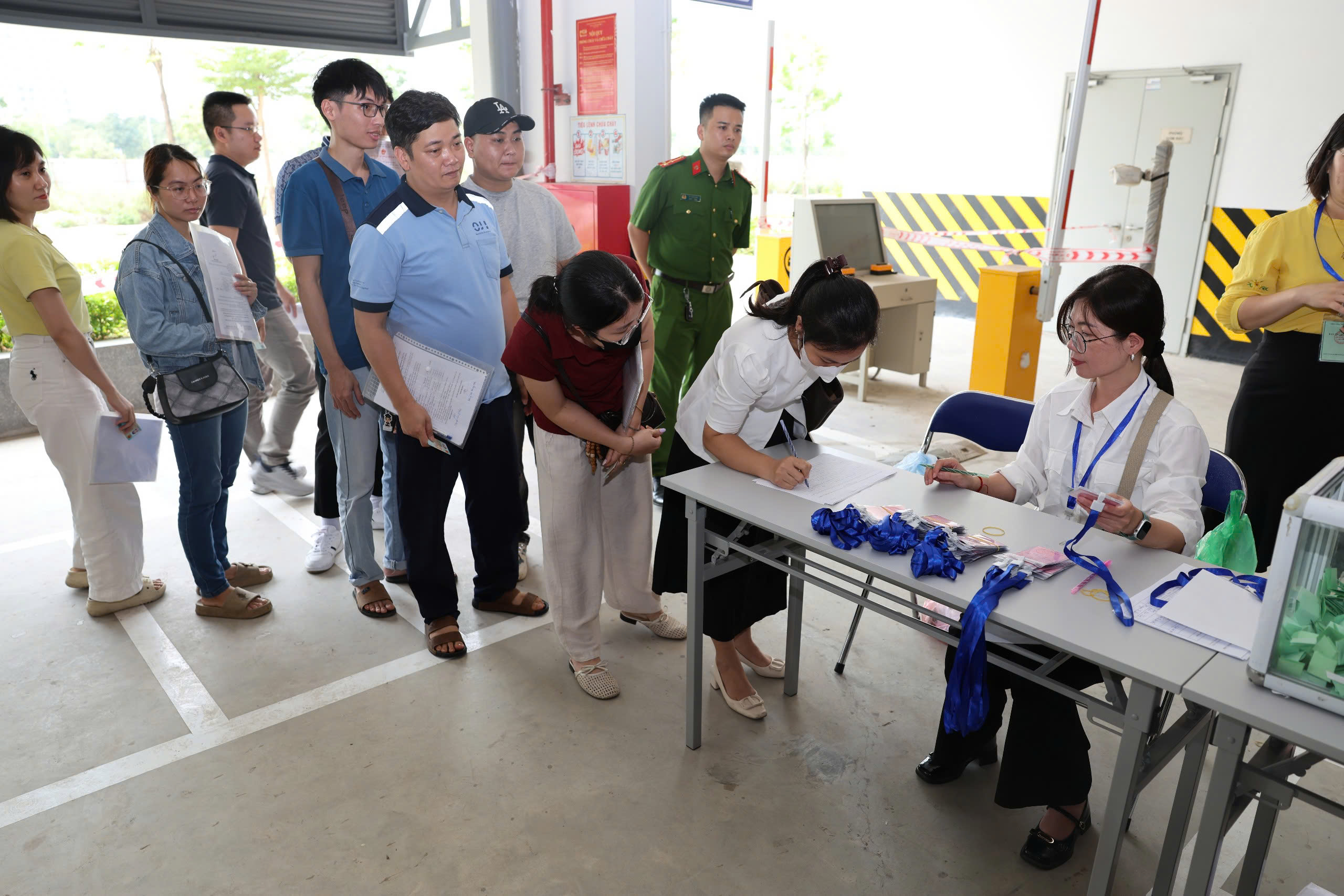 Ninh Bình: Hàng trăm khách hàng bốc thăm chọn căn hộ nhà ở xã hội tại Đồng Văn- Ảnh 7.