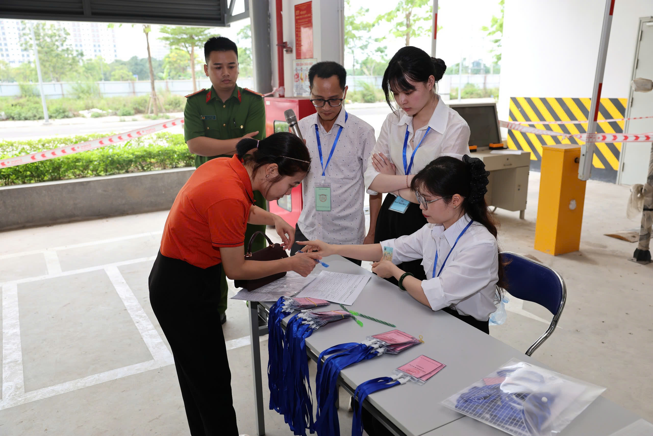 Ninh Bình: Hàng trăm khách hàng bốc thăm chọn căn hộ nhà ở xã hội tại Đồng Văn- Ảnh 8.