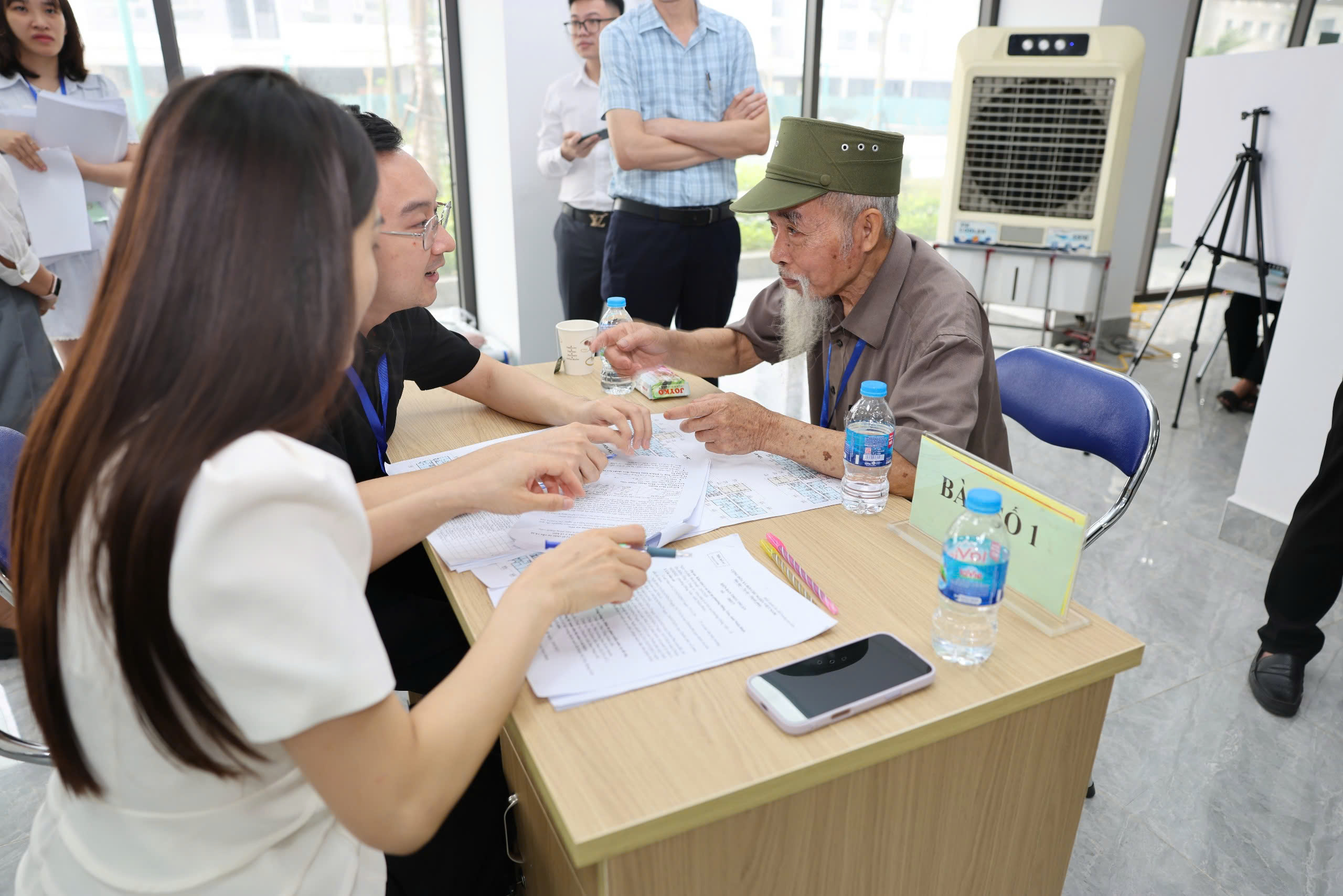 Ninh Bình: Hàng trăm khách hàng bốc thăm chọn căn hộ nhà ở xã hội tại Đồng Văn- Ảnh 11.
