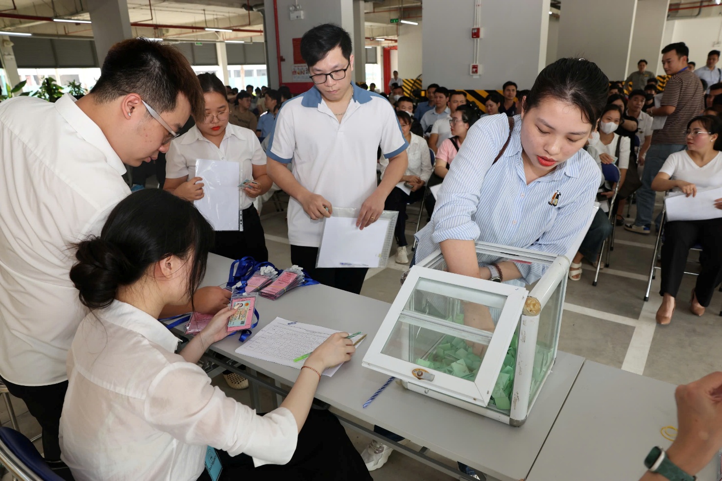 Ninh Bình: Hàng trăm khách hàng bốc thăm chọn căn hộ nhà ở xã hội tại Đồng Văn- Ảnh 19.