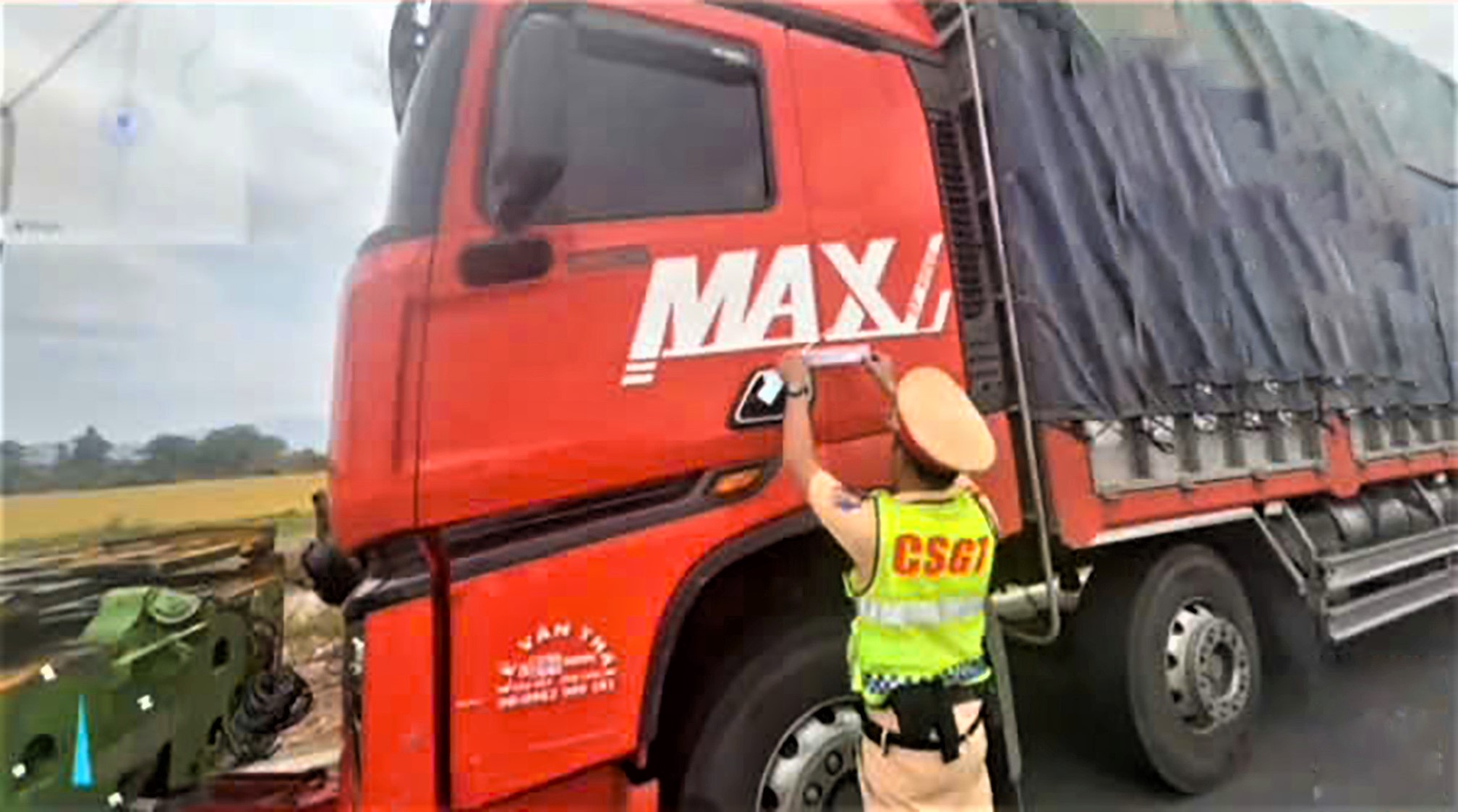 Xe tải vi phạm nhiều lỗi khi đi tr&ecirc;n cao tốc, t&agrave;i xế v&agrave; chủ xe bị phạt 126 triệu đồng- Ảnh 1.