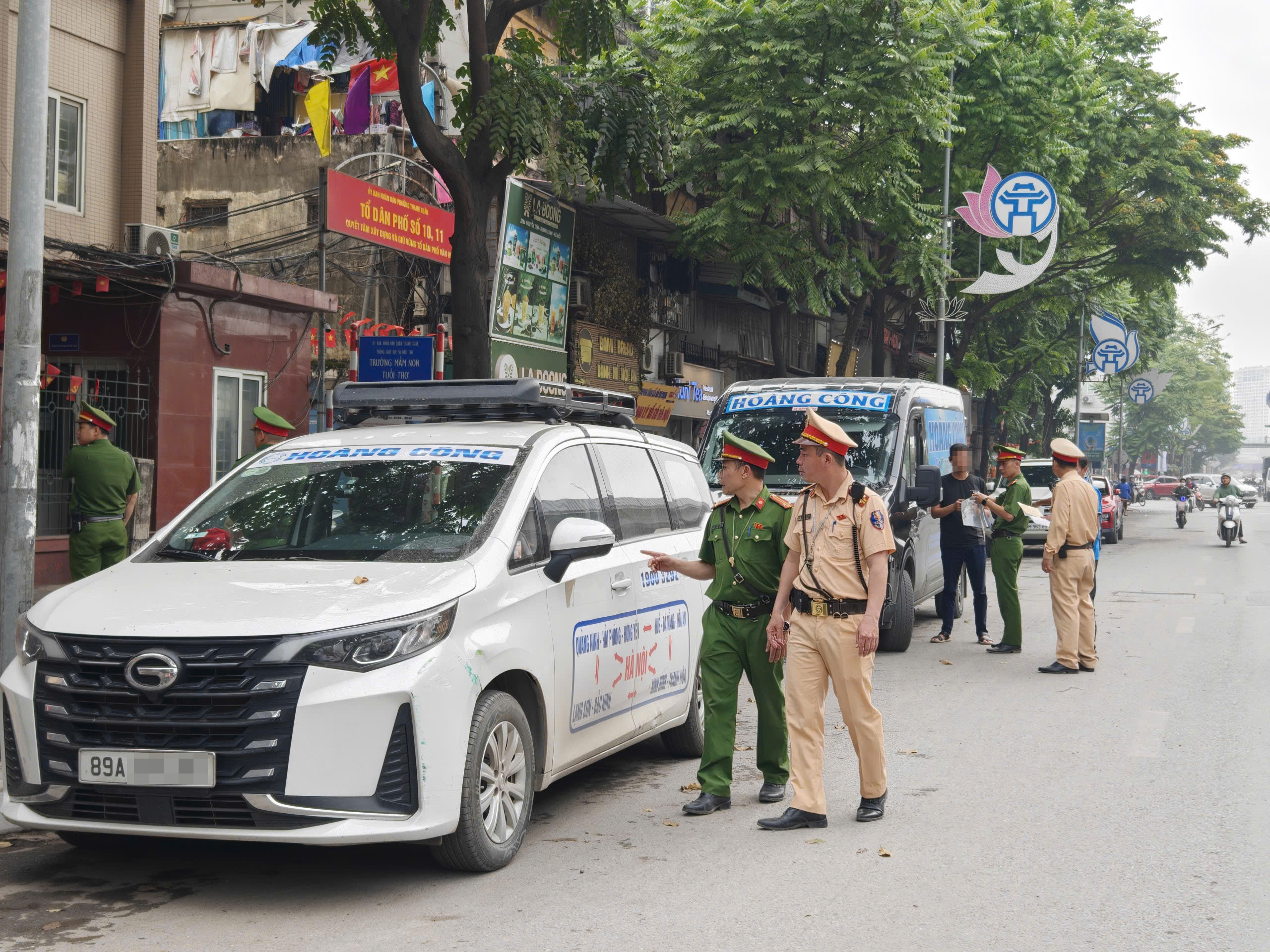 Cảnh s&aacute;t H&agrave; Nội d&ugrave;ng flycam kết hợp camera AI xử l&yacute; h&agrave;ng loạt &ocirc; t&ocirc; dừng, đỗ sai quy định- Ảnh 1.