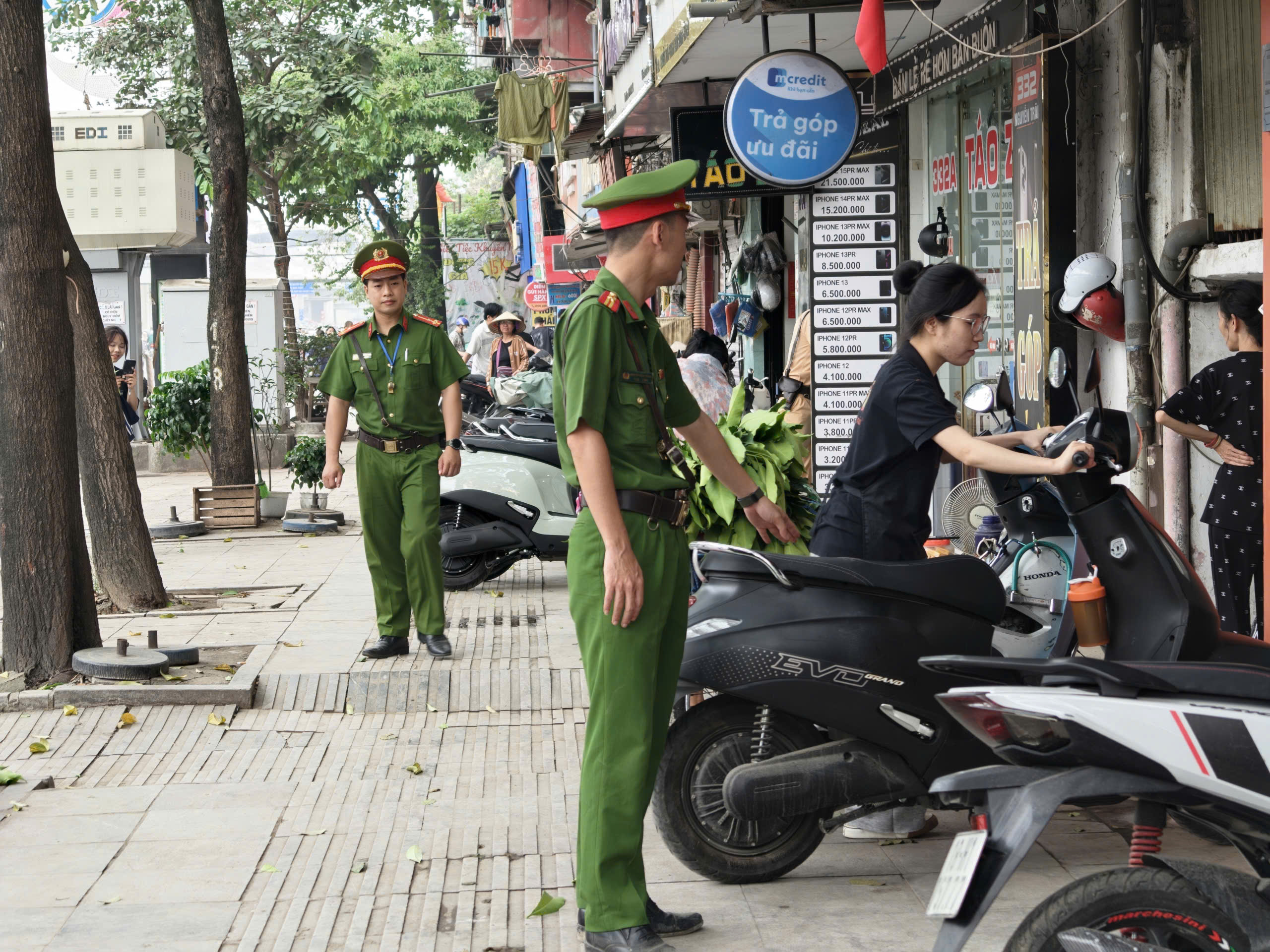 Cảnh s&aacute;t H&agrave; Nội d&ugrave;ng flycam kết hợp camera AI xử l&yacute; h&agrave;ng loạt &ocirc; t&ocirc; dừng, đỗ sai quy định- Ảnh 11.