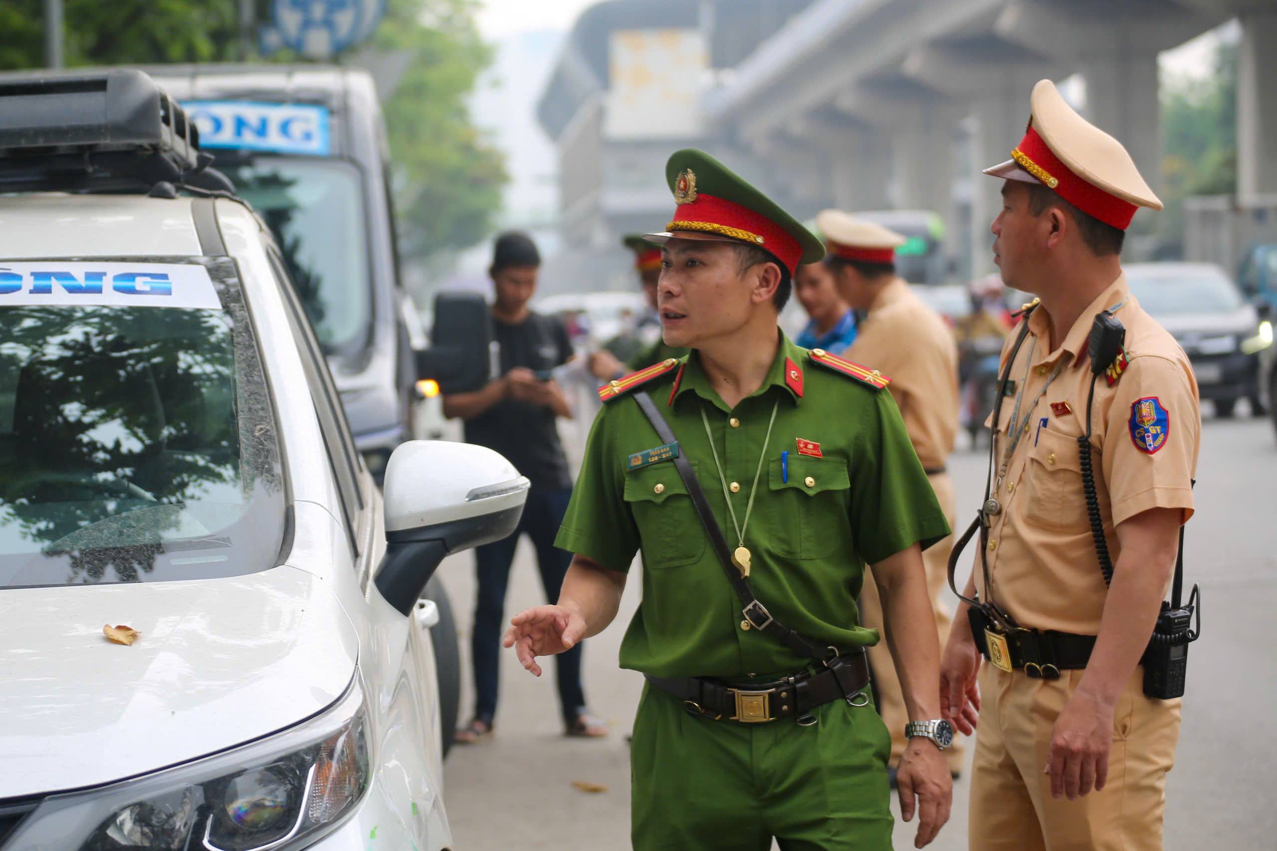 Cảnh s&aacute;t H&agrave; Nội d&ugrave;ng flycam kết hợp camera AI xử l&yacute; h&agrave;ng loạt &ocirc; t&ocirc; dừng, đỗ sai quy định- Ảnh 9.