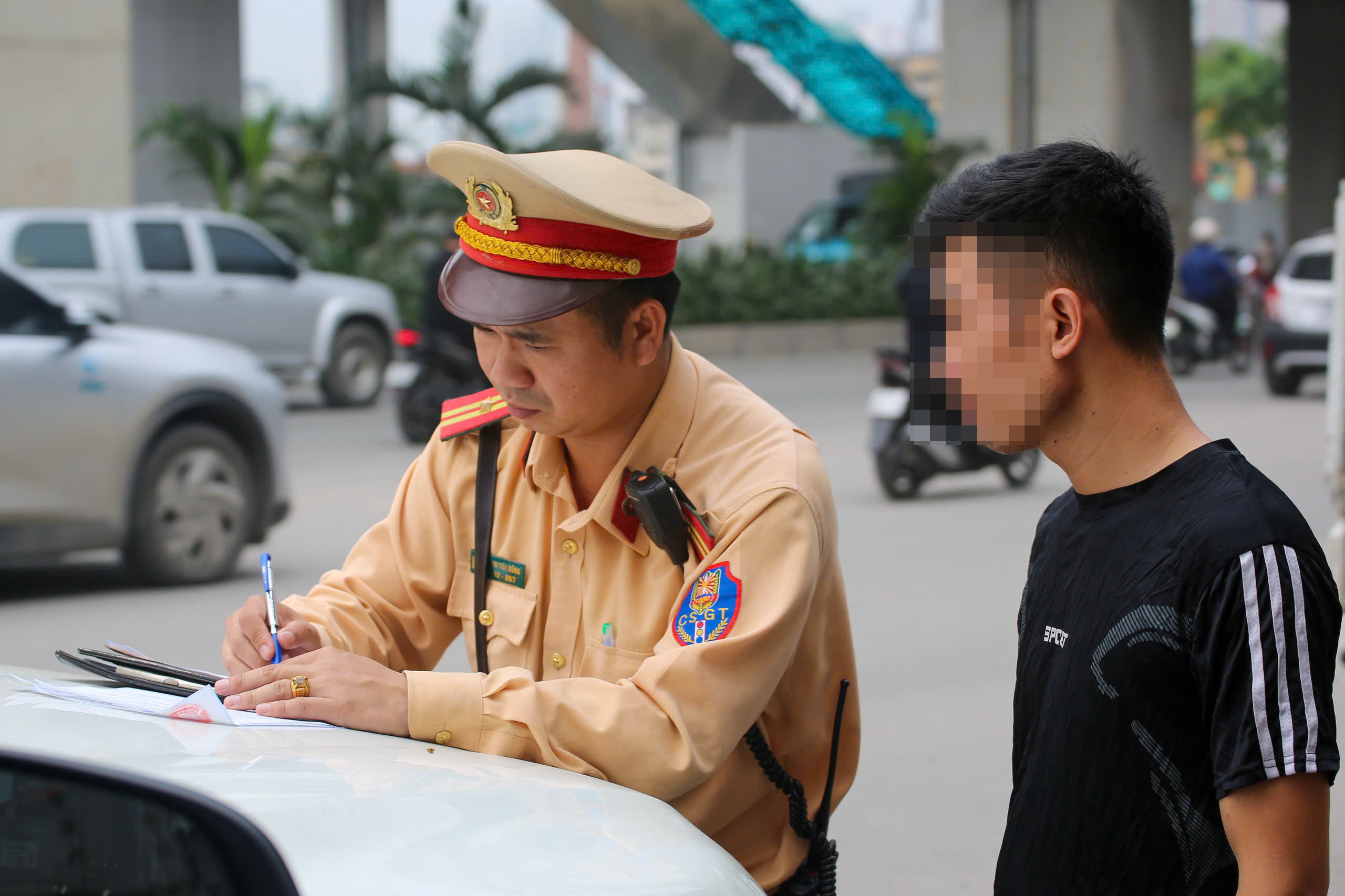 Cảnh s&aacute;t H&agrave; Nội d&ugrave;ng flycam kết hợp camera AI xử l&yacute; h&agrave;ng loạt &ocirc; t&ocirc; dừng, đỗ sai quy định- Ảnh 8.