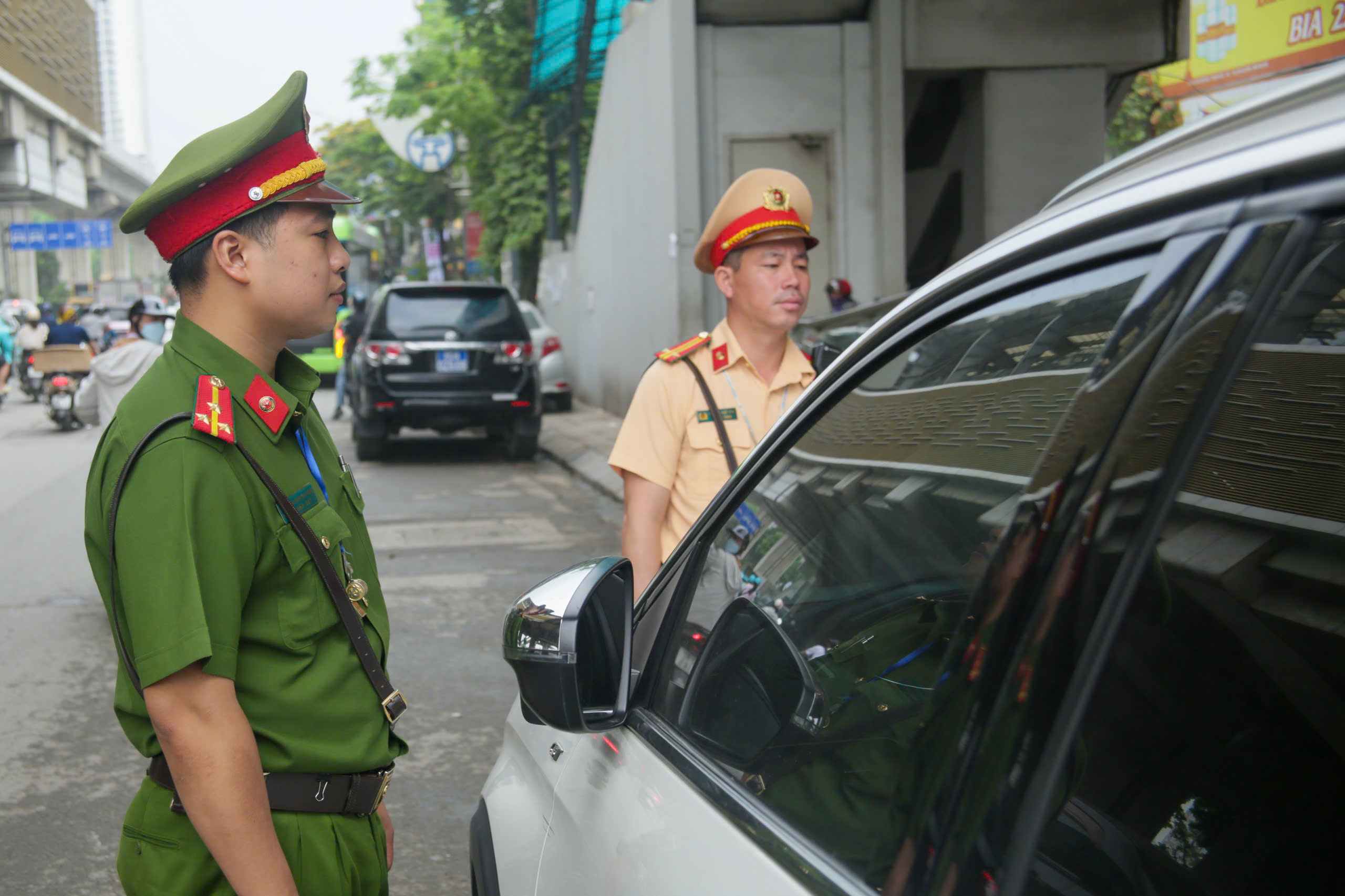 Cảnh s&aacute;t H&agrave; Nội d&ugrave;ng flycam kết hợp camera AI xử l&yacute; h&agrave;ng loạt &ocirc; t&ocirc; dừng, đỗ sai quy định- Ảnh 7.