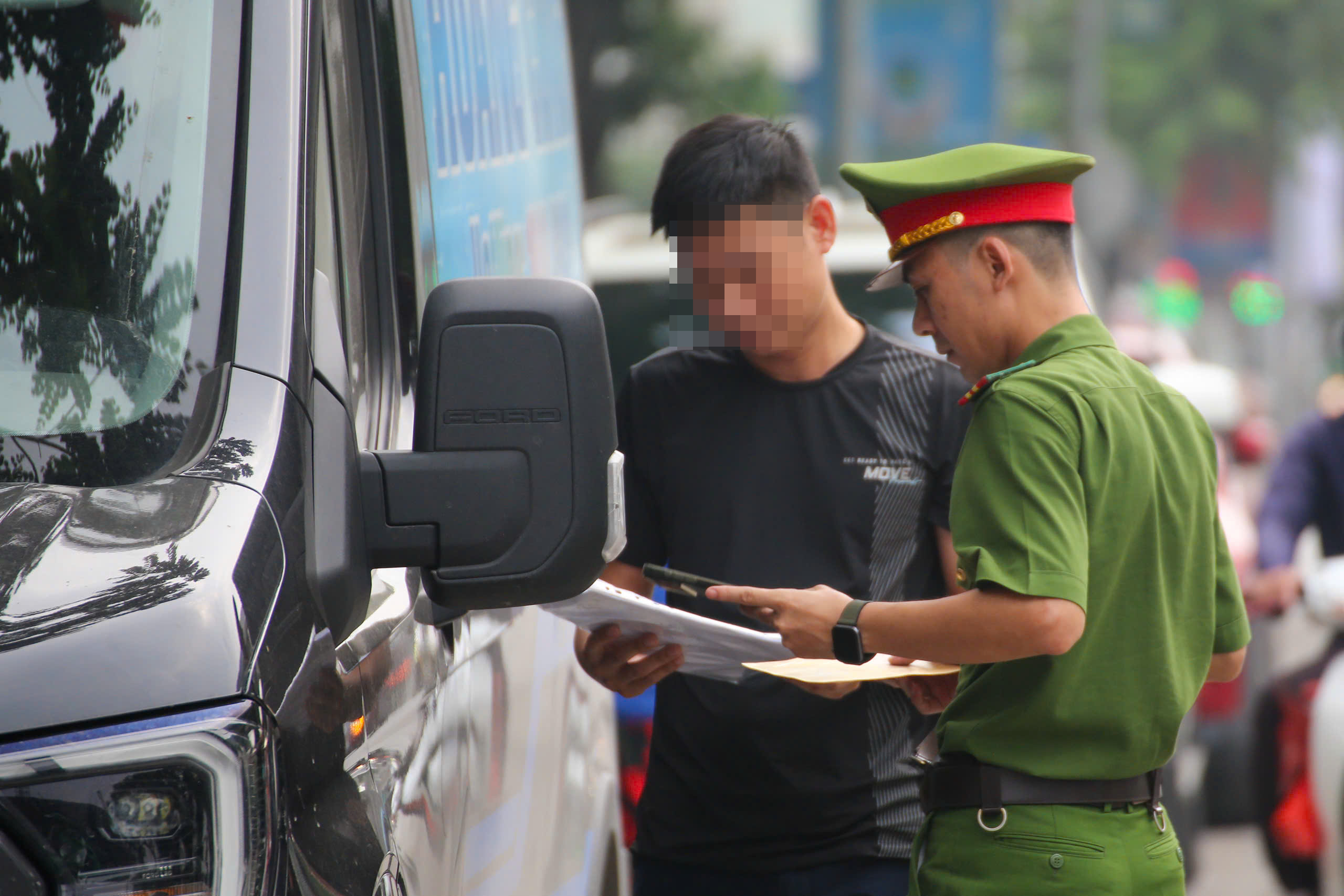 Cảnh s&aacute;t H&agrave; Nội d&ugrave;ng flycam kết hợp camera AI xử l&yacute; h&agrave;ng loạt &ocirc; t&ocirc; dừng, đỗ sai quy định- Ảnh 6.