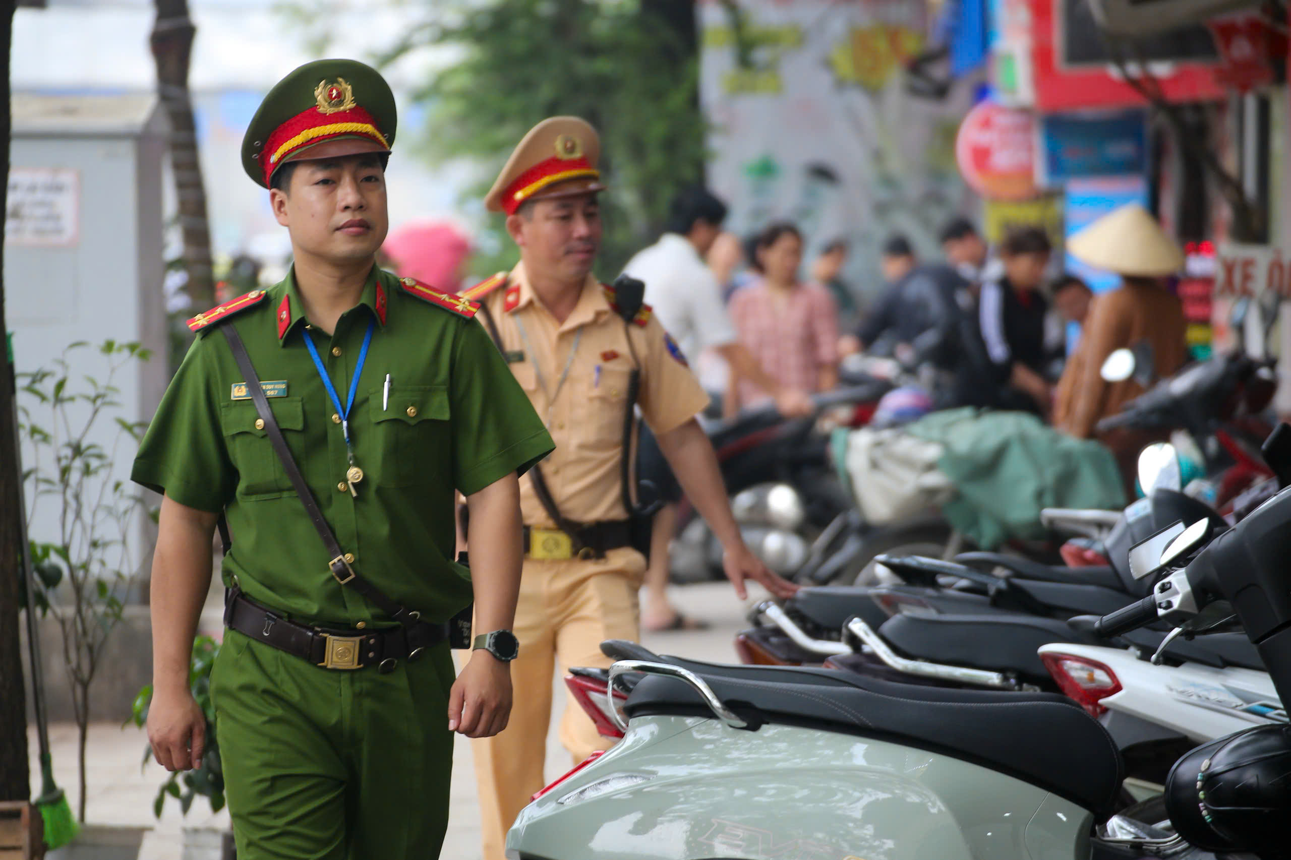 Cảnh s&aacute;t H&agrave; Nội d&ugrave;ng flycam kết hợp camera AI xử l&yacute; h&agrave;ng loạt &ocirc; t&ocirc; dừng, đỗ sai quy định- Ảnh 10.