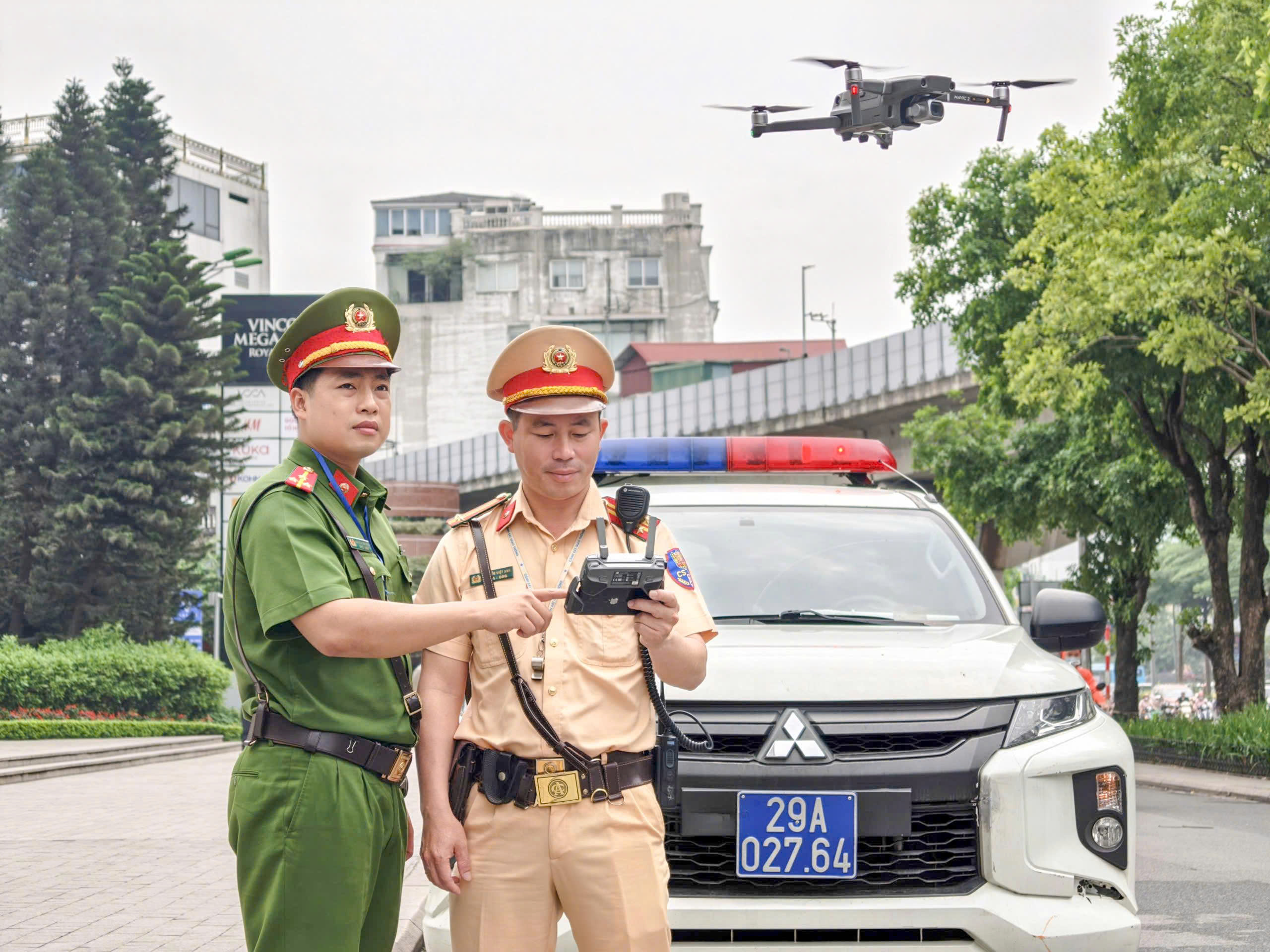 Cảnh s&aacute;t H&agrave; Nội d&ugrave;ng flycam kết hợp camera AI xử l&yacute; h&agrave;ng loạt &ocirc; t&ocirc; dừng, đỗ sai quy định- Ảnh 2.