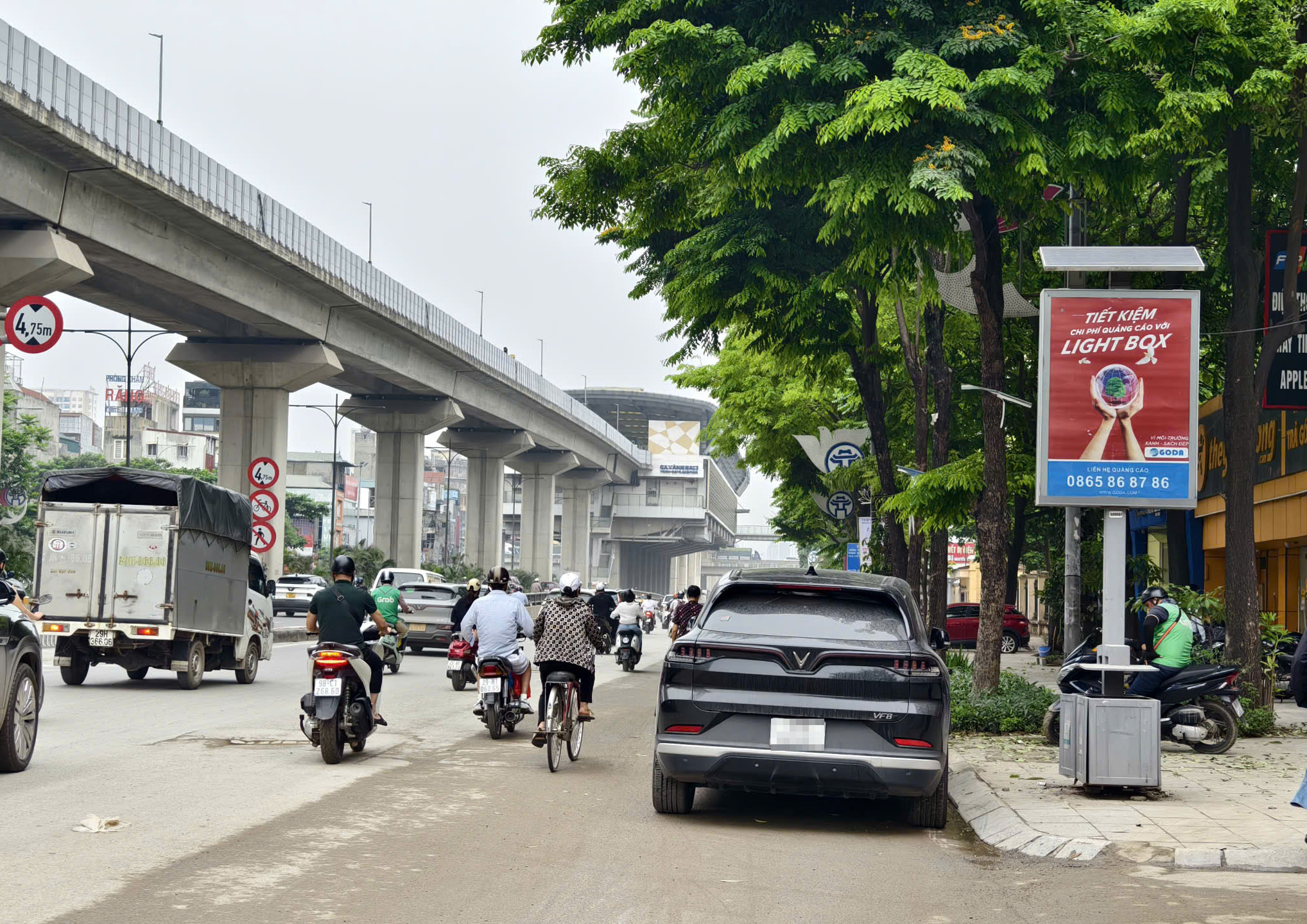 Cảnh s&aacute;t H&agrave; Nội d&ugrave;ng flycam kết hợp camera AI xử l&yacute; h&agrave;ng loạt &ocirc; t&ocirc; dừng, đỗ sai quy định- Ảnh 4.