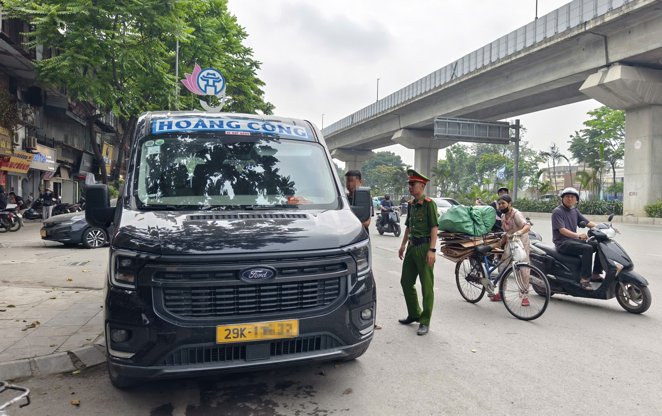 Cảnh s&aacute;t H&agrave; Nội d&ugrave;ng flycam kết hợp camera AI xử l&yacute; h&agrave;ng loạt &ocirc; t&ocirc; dừng, đỗ sai quy định- Ảnh 5.