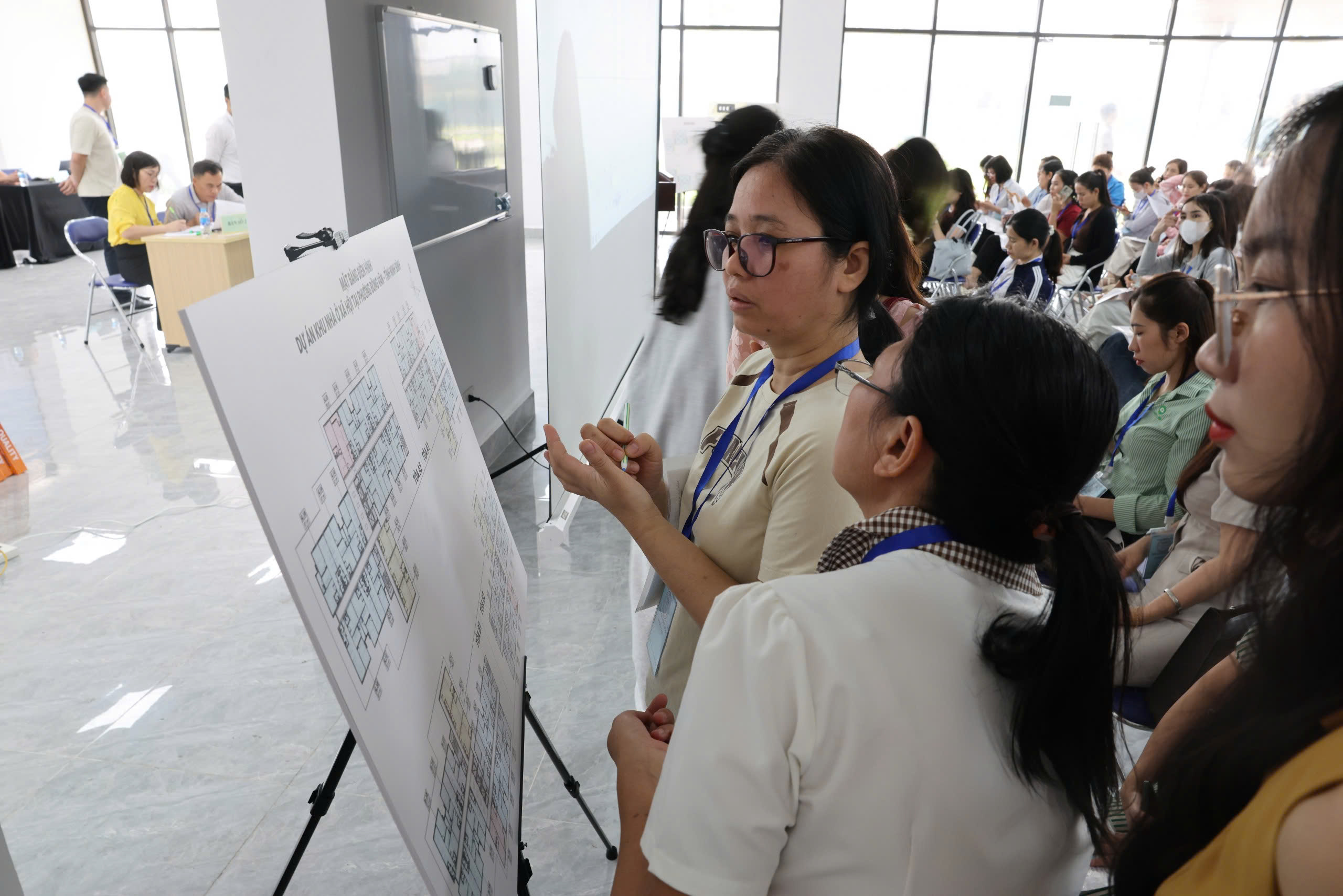 Ninh Bình: Hàng trăm khách hàng bốc thăm chọn căn hộ nhà ở xã hội tại Đồng Văn- Ảnh 14.