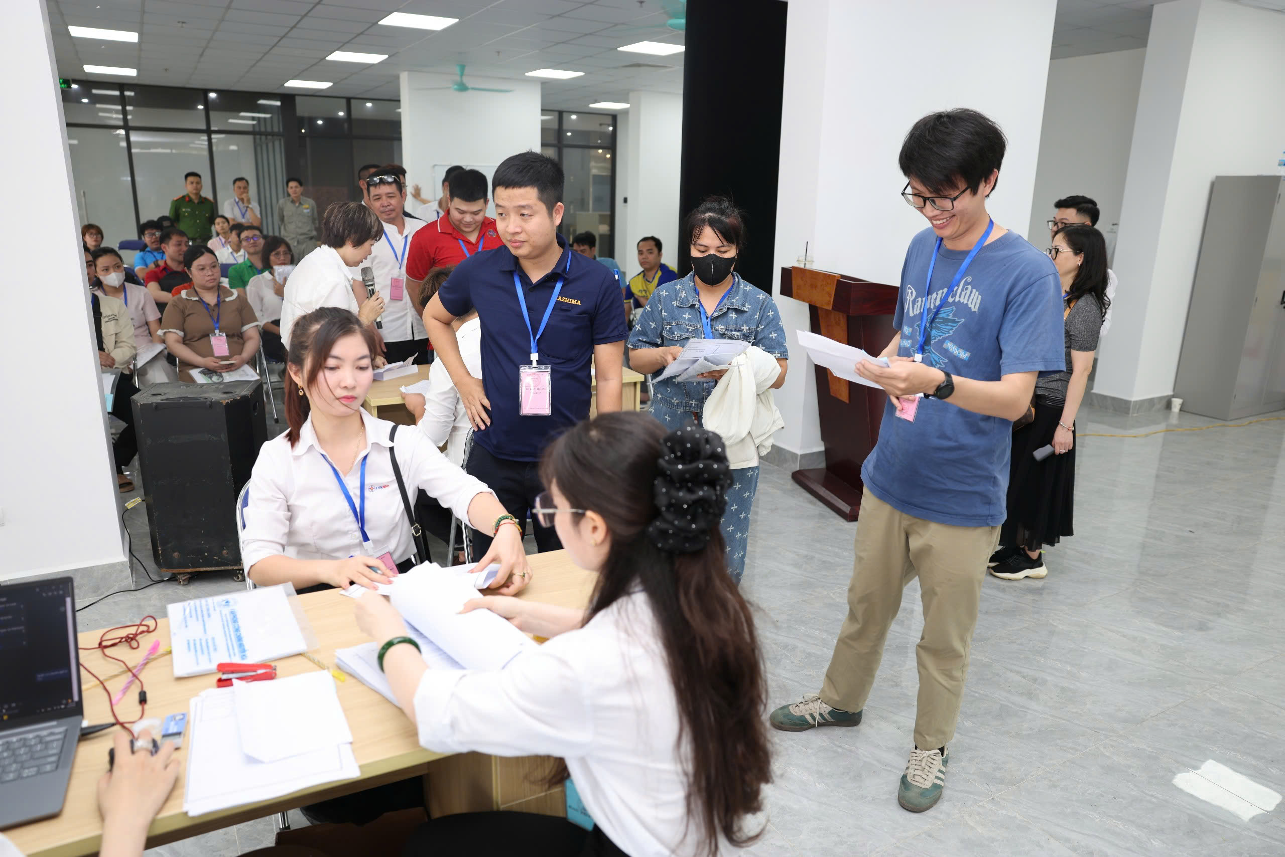 Ninh Bình: Hàng trăm khách hàng bốc thăm chọn căn hộ nhà ở xã hội tại Đồng Văn- Ảnh 10.