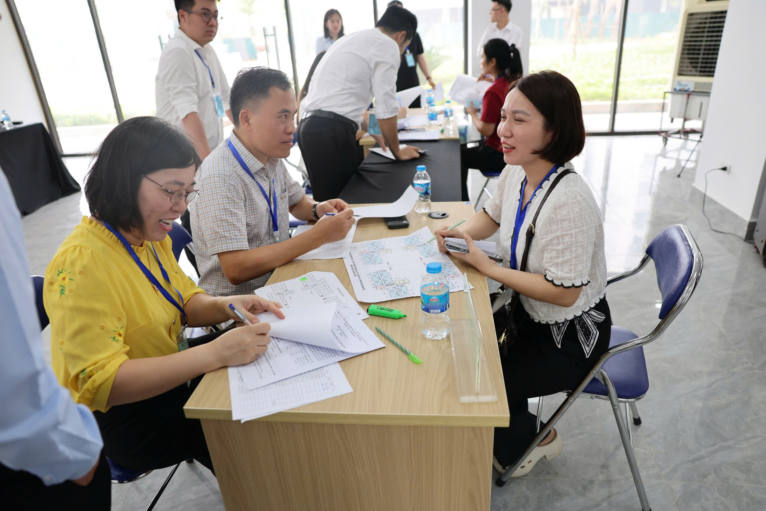 Ninh Bình: Hàng trăm khách hàng bốc thăm chọn căn hộ nhà ở xã hội tại Đồng Văn- Ảnh 12.