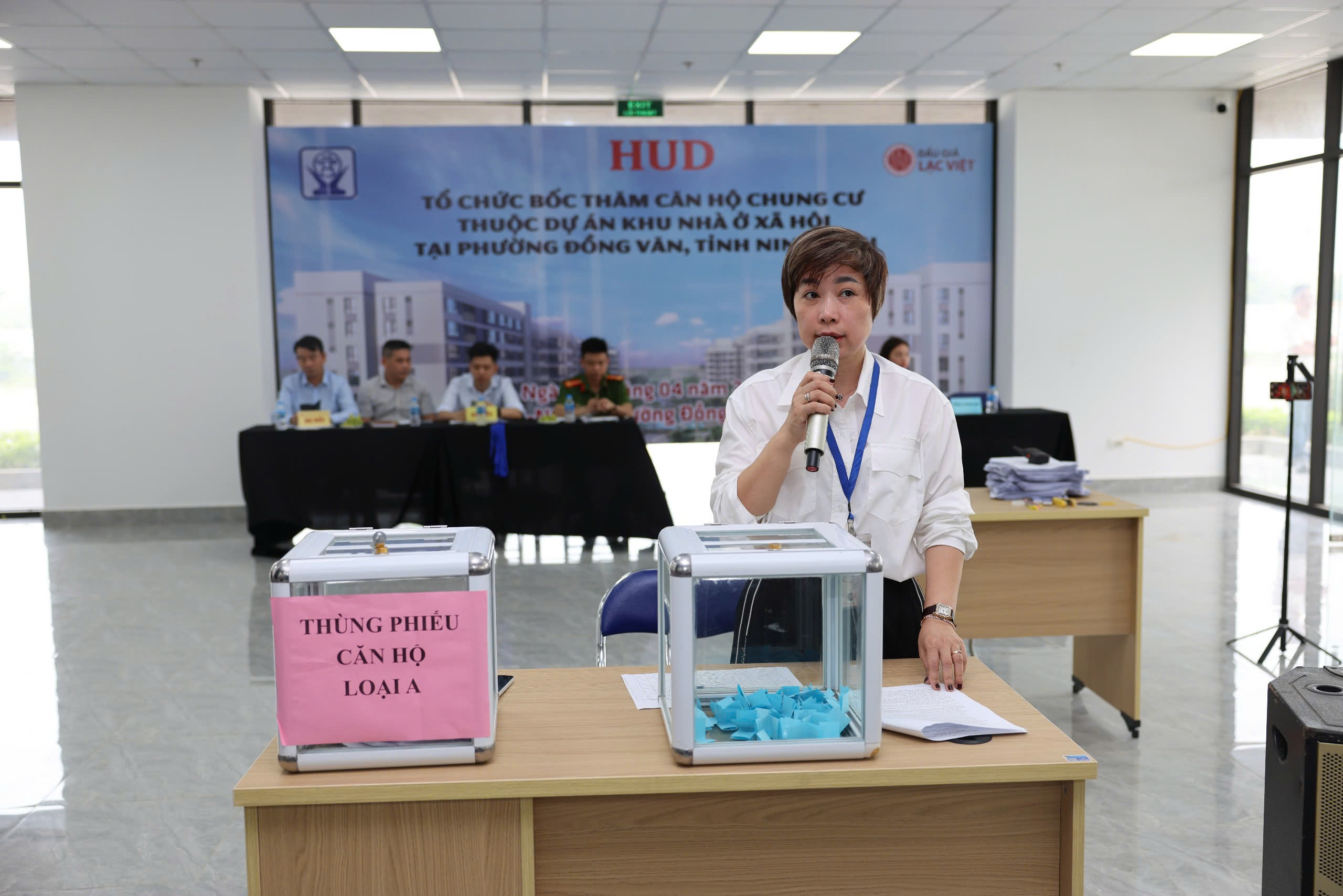 Ninh Bình: Hàng trăm khách hàng bốc thăm chọn căn hộ nhà ở xã hội tại Đồng Văn- Ảnh 9.