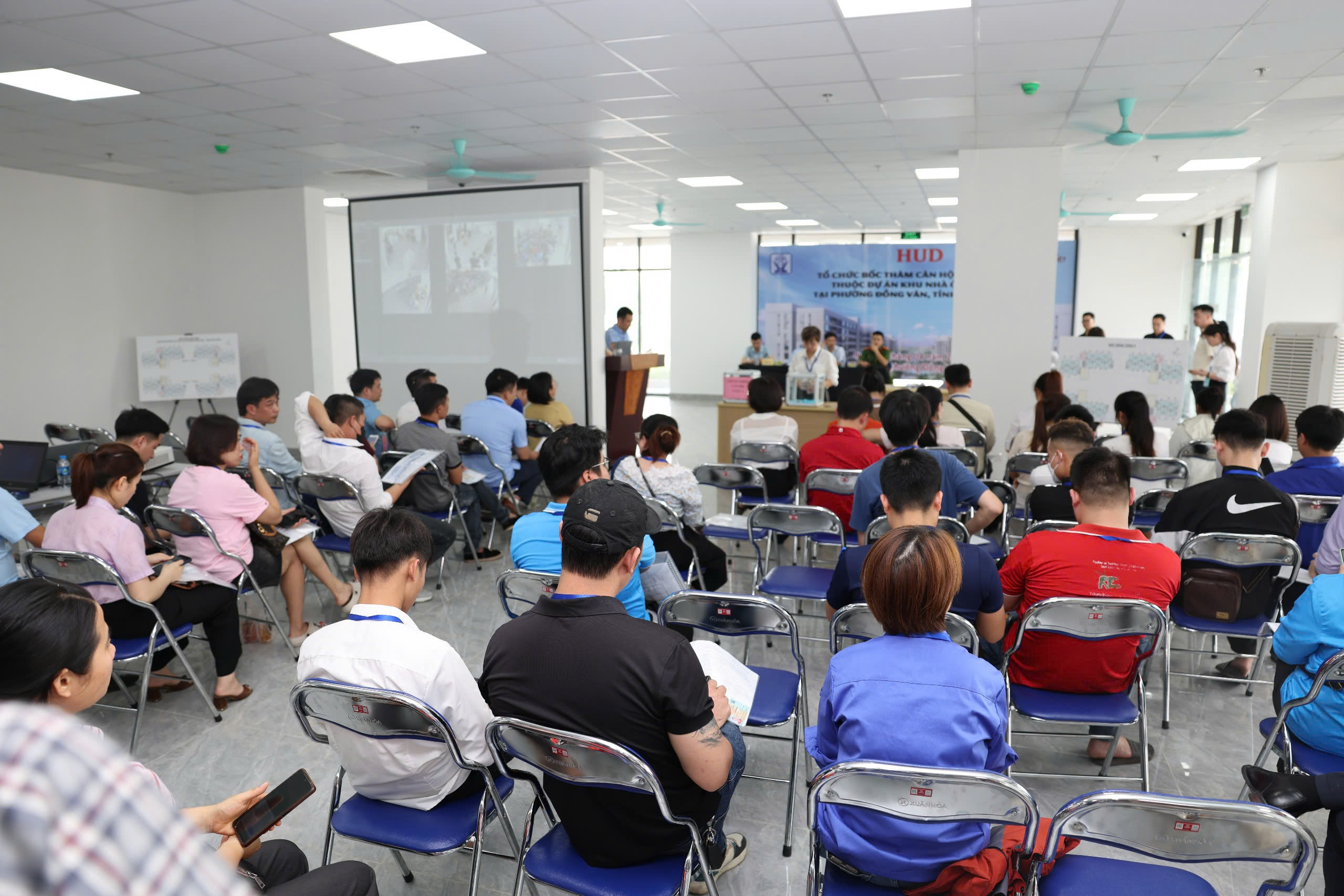 Ninh Bình: Hàng trăm khách hàng bốc thăm chọn căn hộ nhà ở xã hội tại Đồng Văn- Ảnh 13.