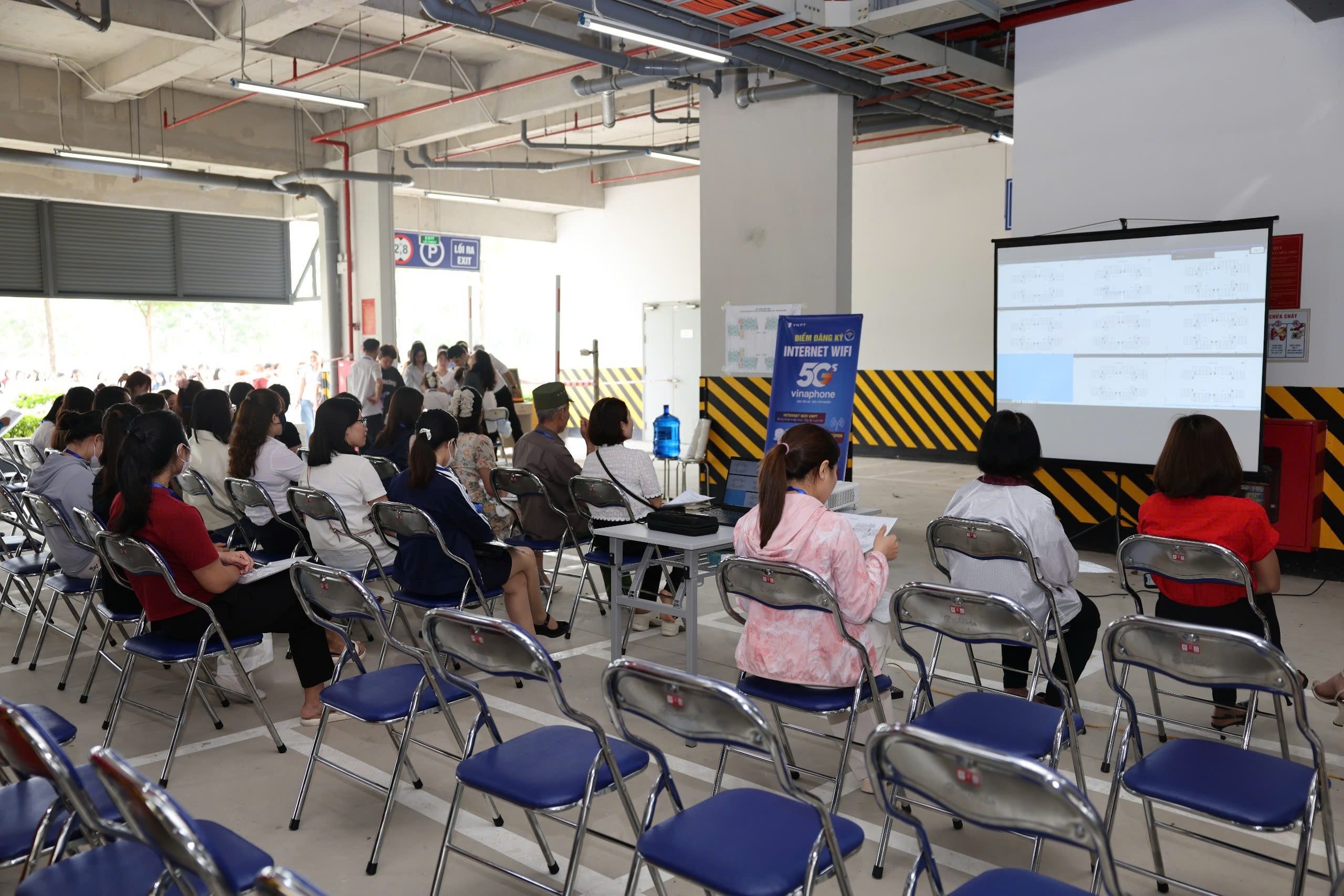 Ninh Bình: Hàng trăm khách hàng bốc thăm chọn căn hộ nhà ở xã hội tại Đồng Văn- Ảnh 23.