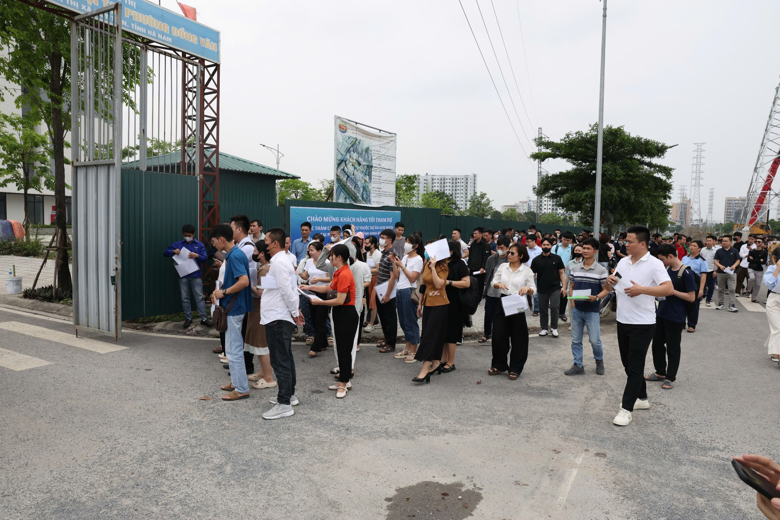 Ninh Bình: Hàng trăm khách hàng bốc thăm chọn căn hộ nhà ở xã hội tại Đồng Văn- Ảnh 4.