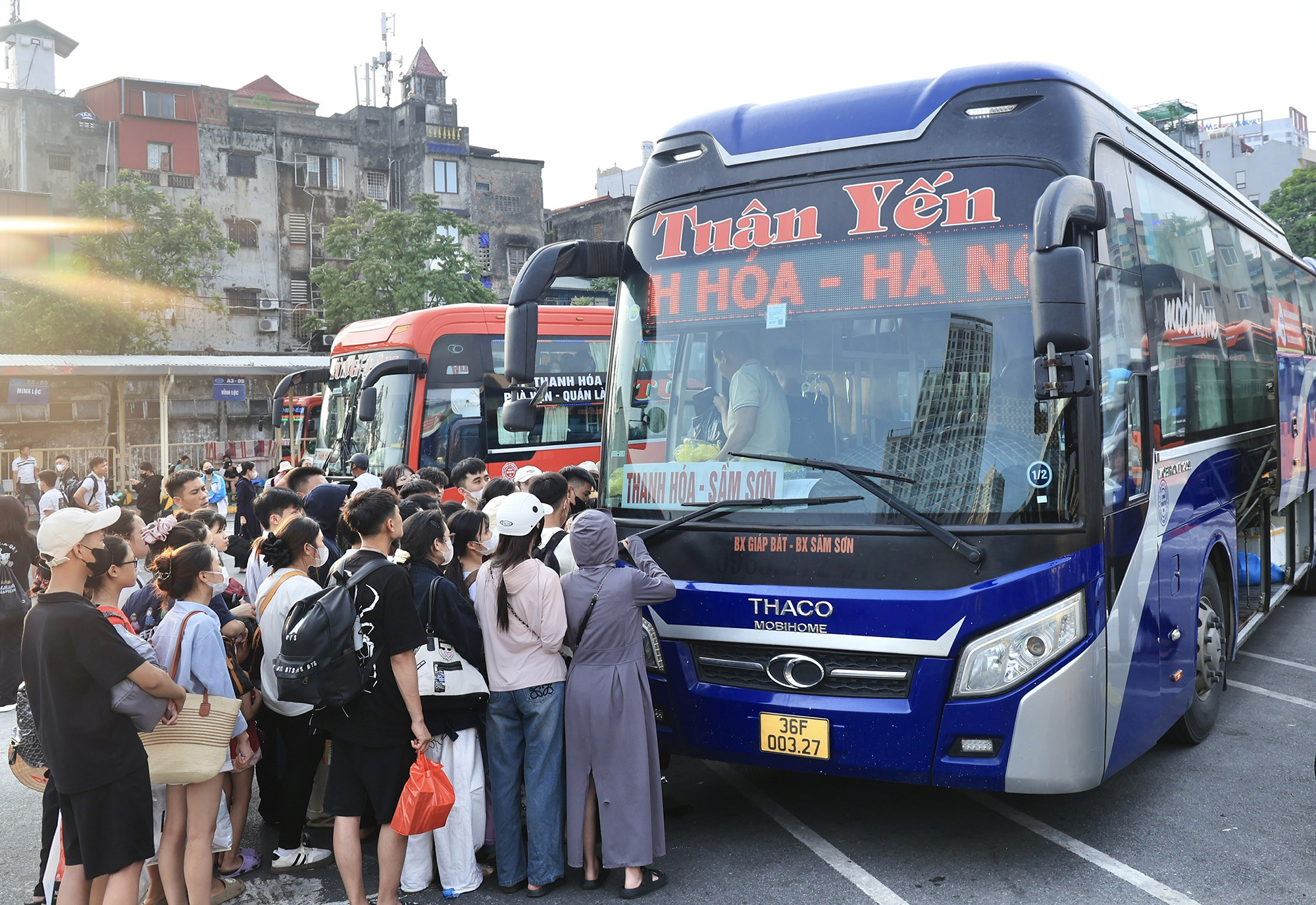 Đi lại dịp nghỉ lễ: V&eacute; m&aacute;y bay c&ograve;n nhiều, t&agrave;u xe &ldquo;ch&aacute;y&rdquo; chặng d&agrave;i- Ảnh 1.