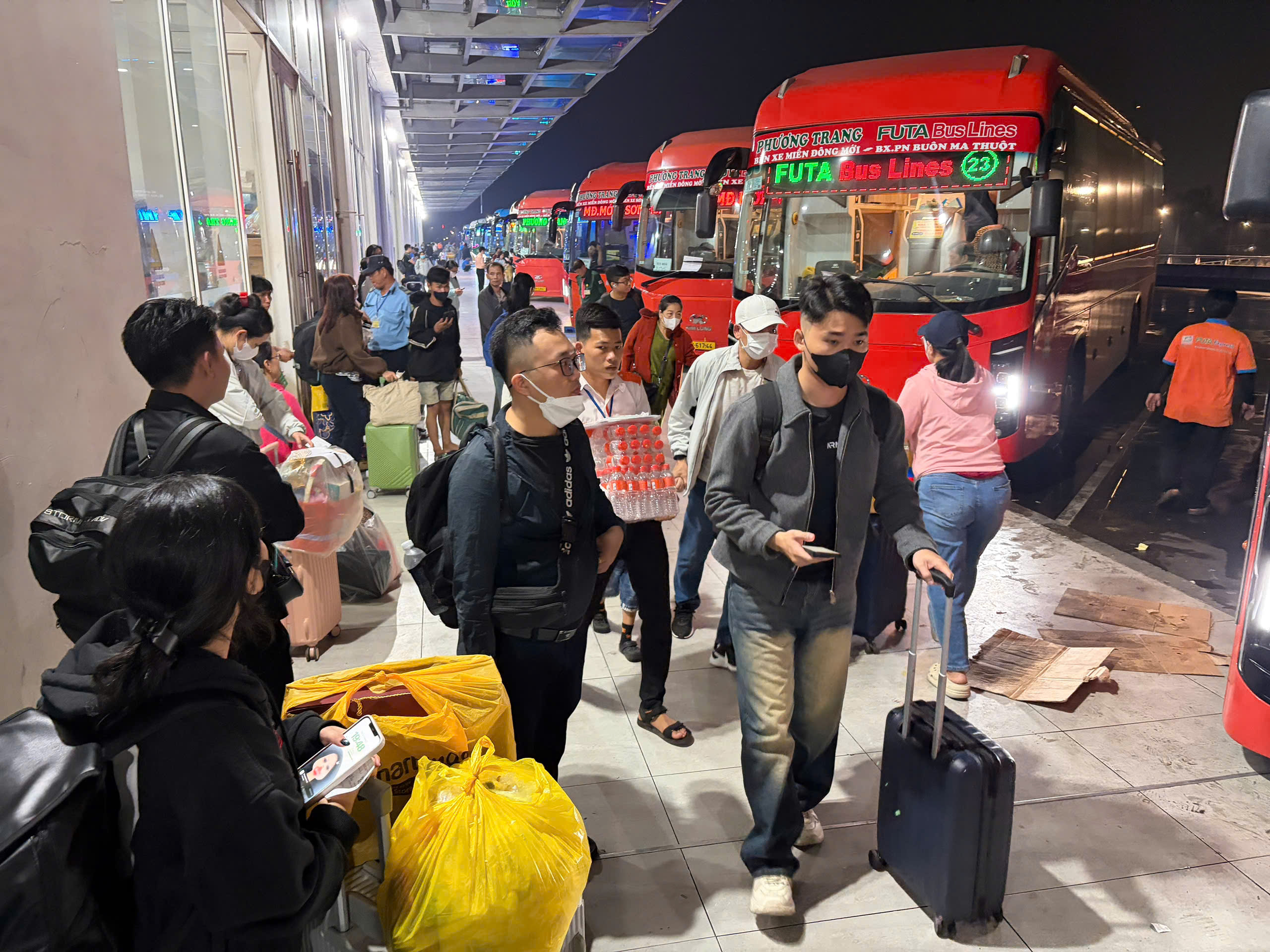 Đi lại dịp nghỉ lễ: V&eacute; m&aacute;y bay c&ograve;n nhiều, t&agrave;u xe &ldquo;ch&aacute;y&rdquo; chặng d&agrave;i- Ảnh 2.