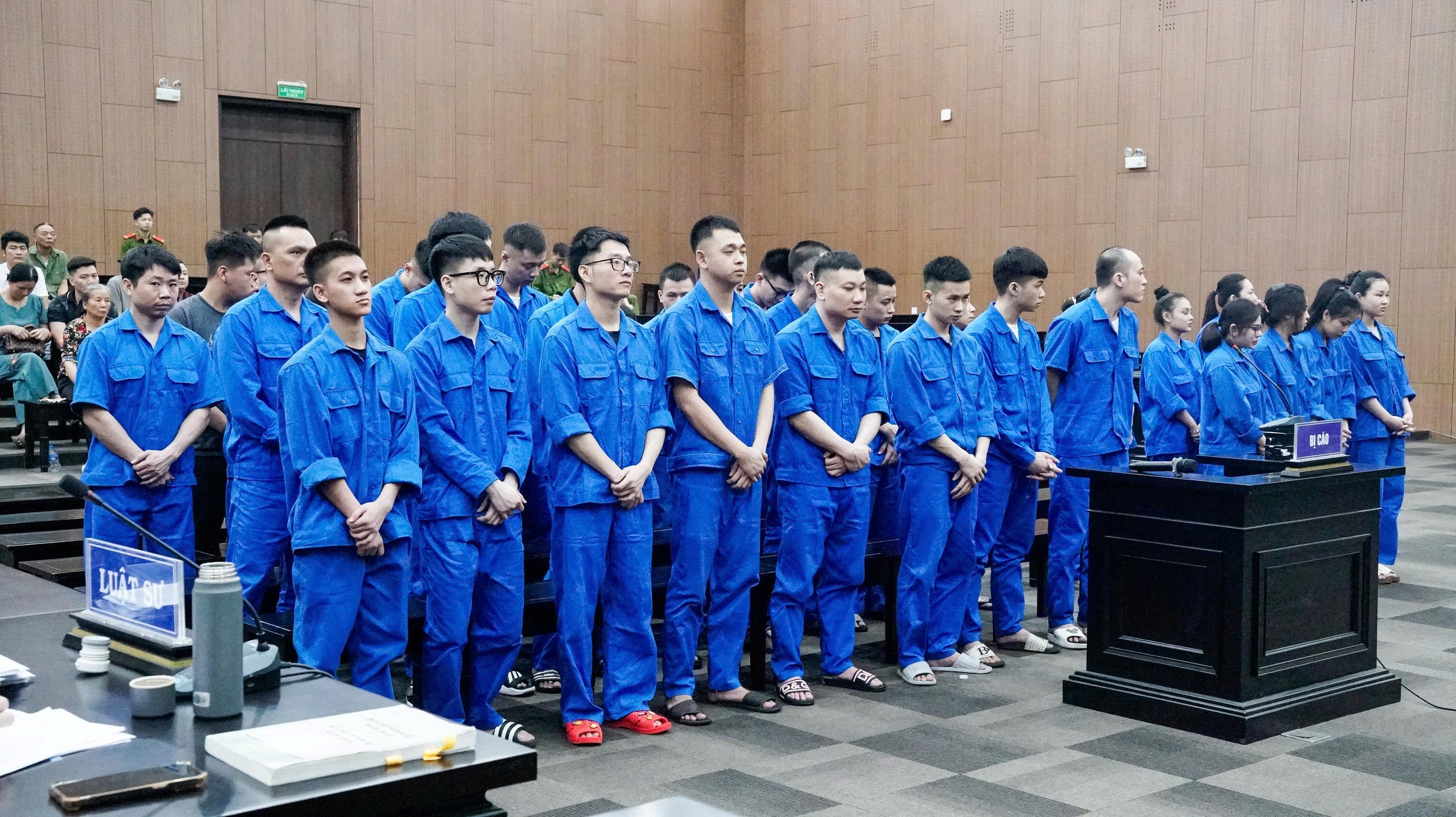 H&agrave; Nội: Cựu ph&oacute; chủ tịch phường bị đề nghị hơn 6 năm t&ugrave; v&igrave; "bay lắc" trong qu&aacute;n karaoke- Ảnh 2.