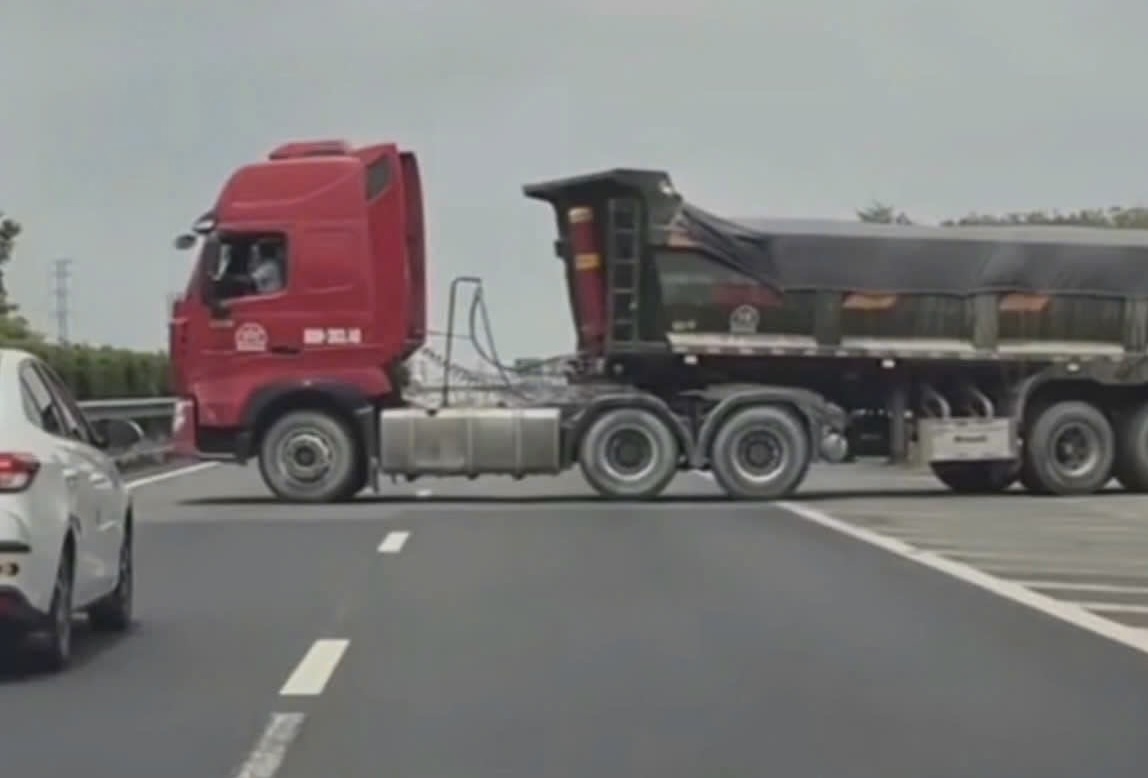 Quay đầu xe tr&ecirc;n cao tốc, t&agrave;i xế xe đầu k&eacute;o bị xử phạt- Ảnh 1.