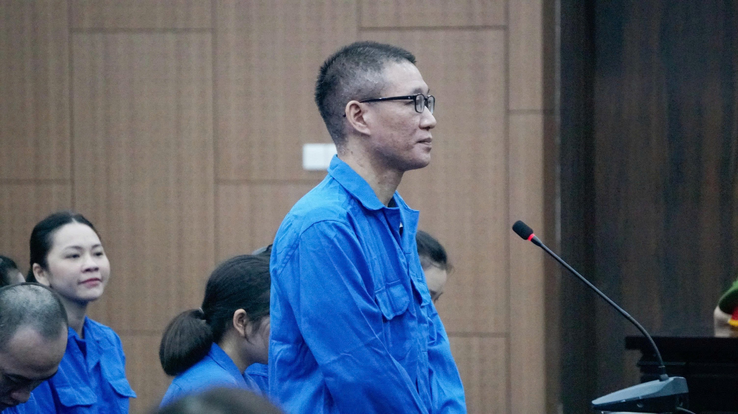 H&agrave; Nội: Cựu ph&oacute; chủ tịch phường bị đề nghị hơn 6 năm t&ugrave; v&igrave; "bay lắc" trong qu&aacute;n karaoke- Ảnh 1.