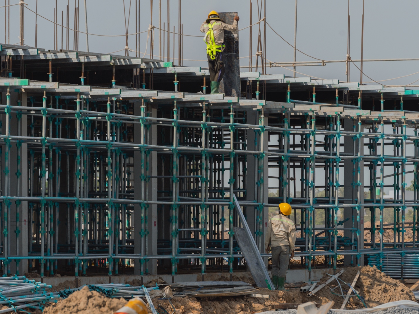 Gi&aacute; nh&acirc;n c&ocirc;ng tăng cao, khan hiếm: B&agrave;i to&aacute;n n&oacute;ng của nh&agrave; thầu x&acirc;y dựng- Ảnh 2.