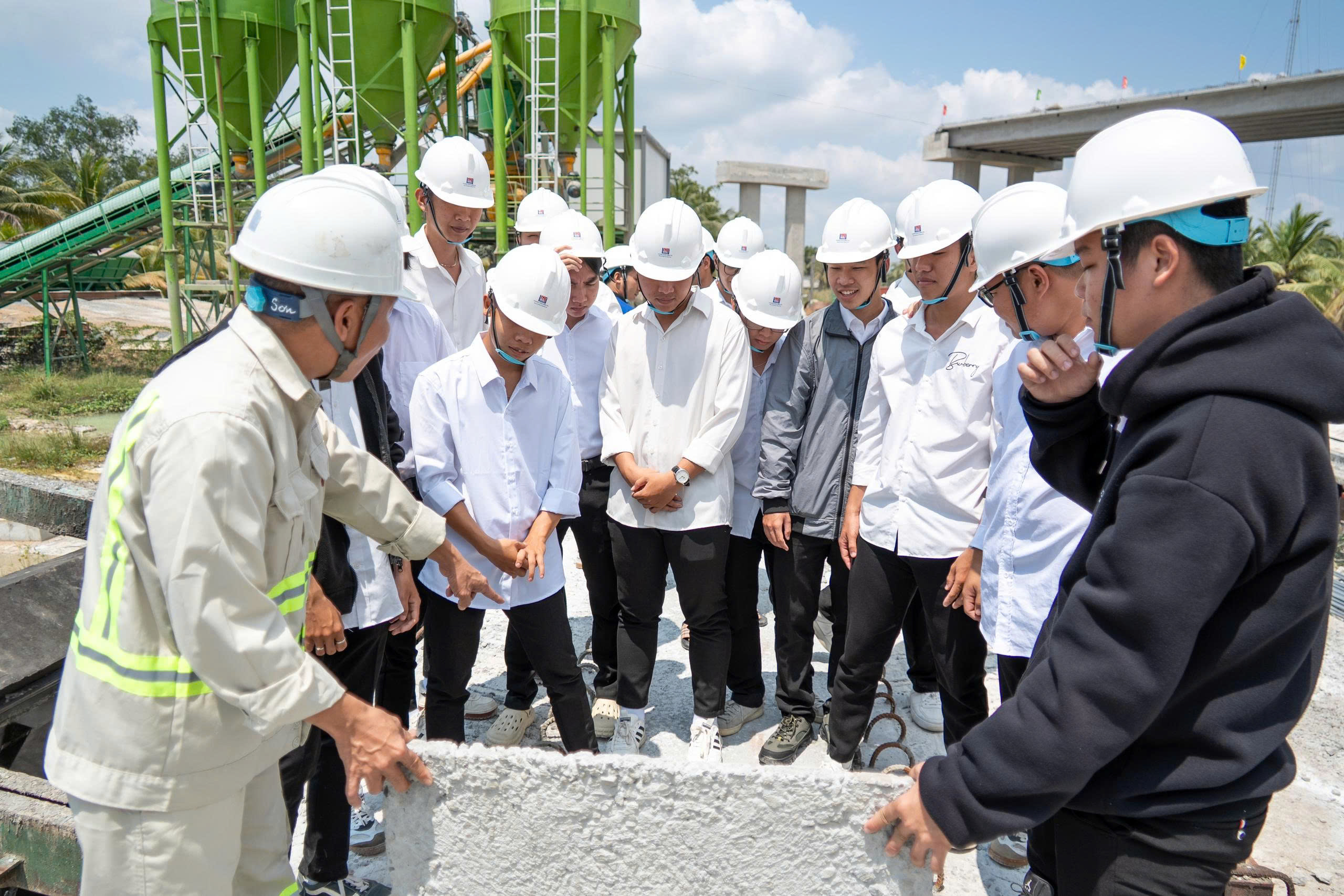 Hiện thực h&oacute;a kế hoạch h&agrave;nh động của Bộ X&acirc;y dựng: Từ đ&agrave;o tạo gắn với c&ocirc;ng trường- Ảnh 3.