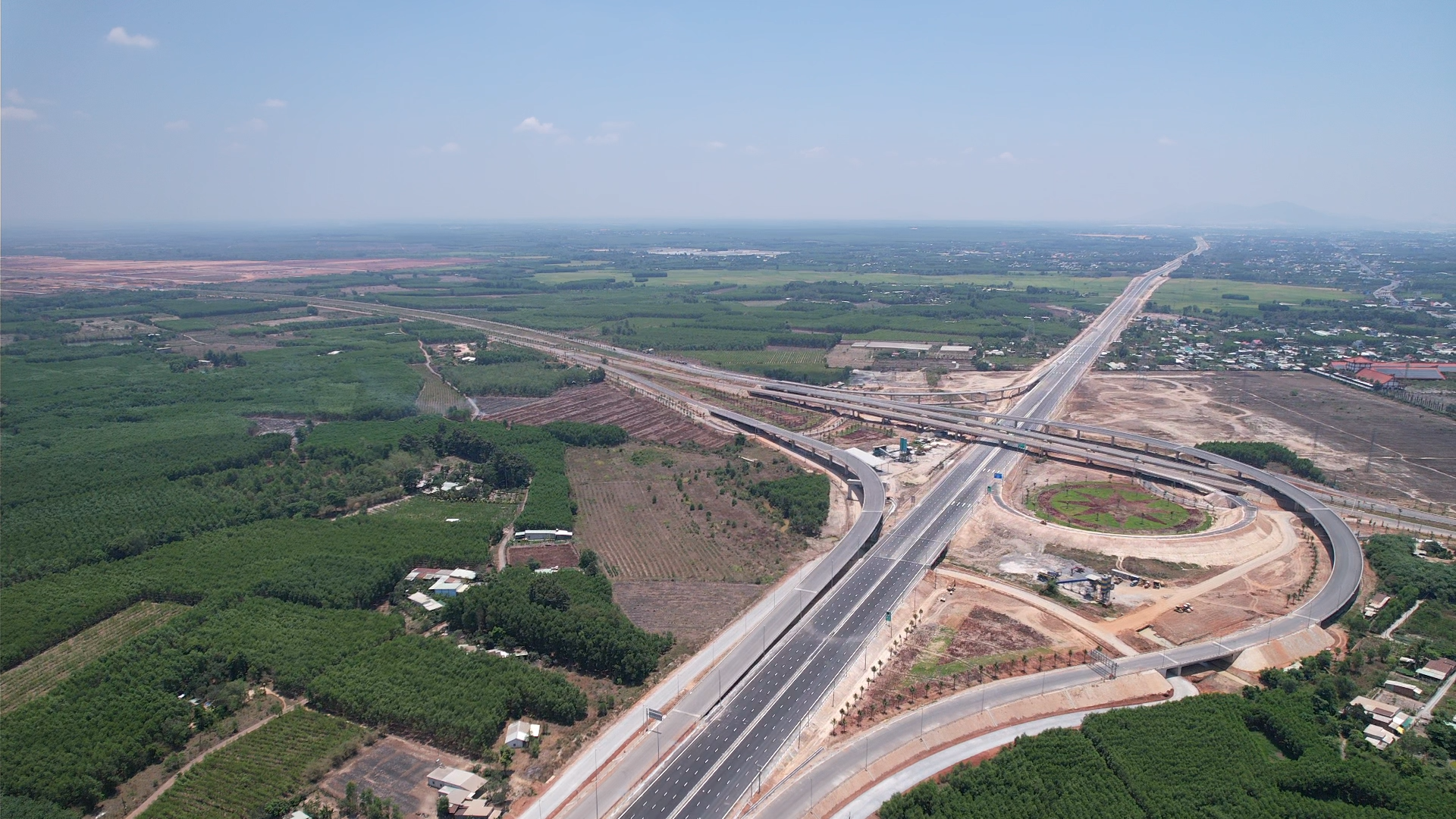 Đồng Nai - &ldquo;Mắt x&iacute;ch v&agrave;ng&rdquo; của hạ tầng li&ecirc;n v&ugrave;ng, bệ ph&oacute;ng cho cực tăng trưởng mới- Ảnh 6.