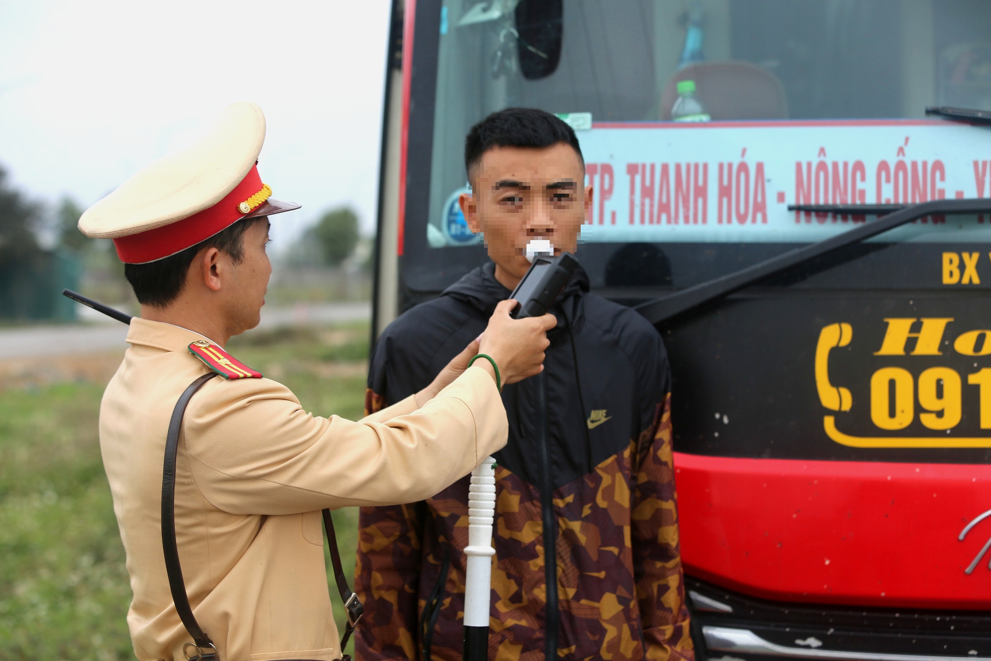 Thanh H&oacute;a: Siết chặt kiểm tra nồng độ cồn trong ng&agrave;y đầu đi l&agrave;m sau nghỉ Tết - Ảnh 2.