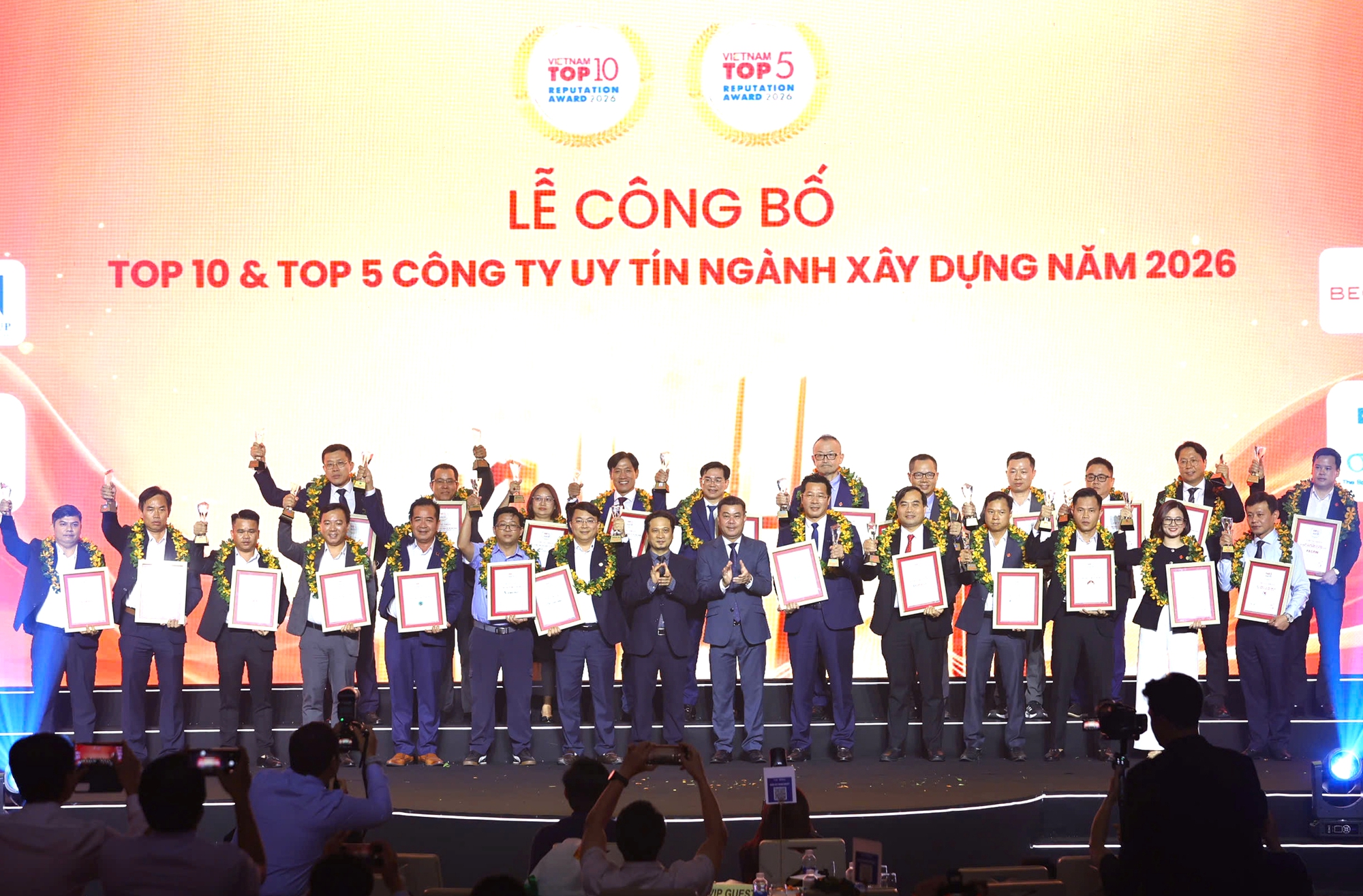 Vietnam Report vinh danh c&aacute;c c&ocirc;ng ty uy t&iacute;n ng&agrave;nh X&acirc;y dựng- Ảnh 2.