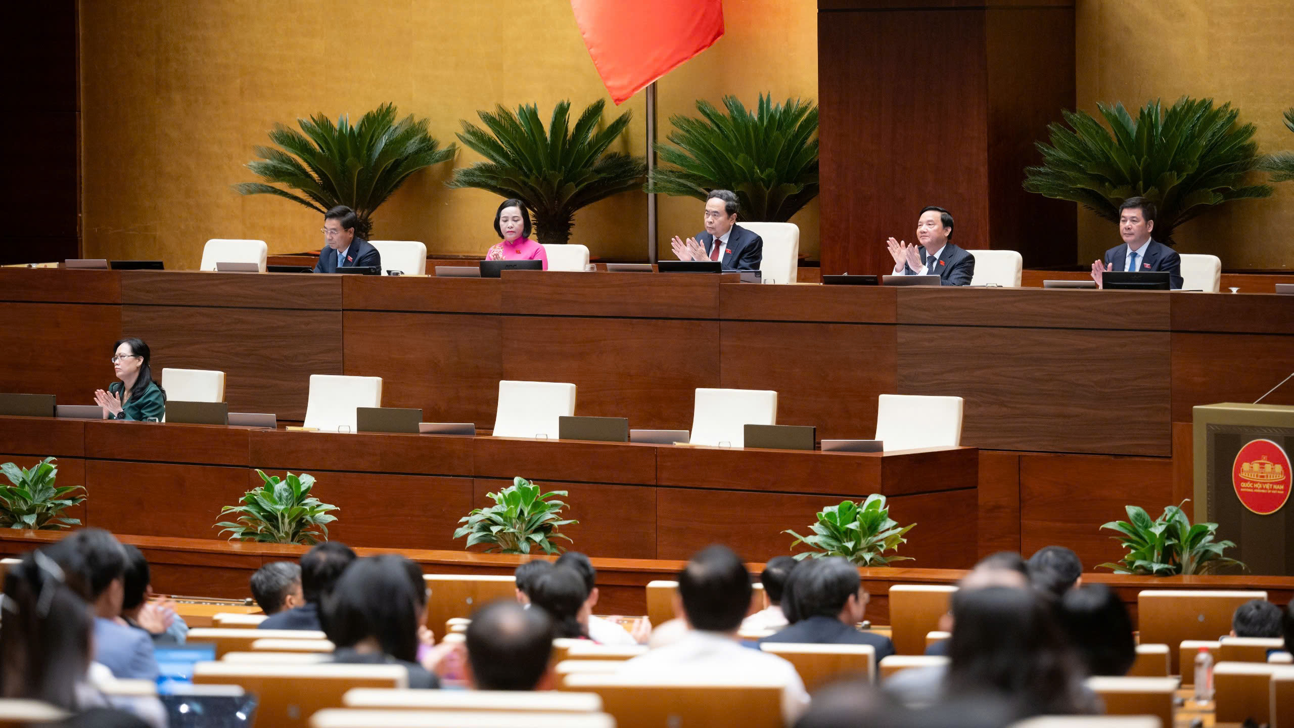 Quốc hội th&ocirc;ng qua luật mới, giữ nguy&ecirc;n tắc kh&ocirc;ng khen thưởng nhiều lần cho một th&agrave;nh t&iacute;ch- Ảnh 2.