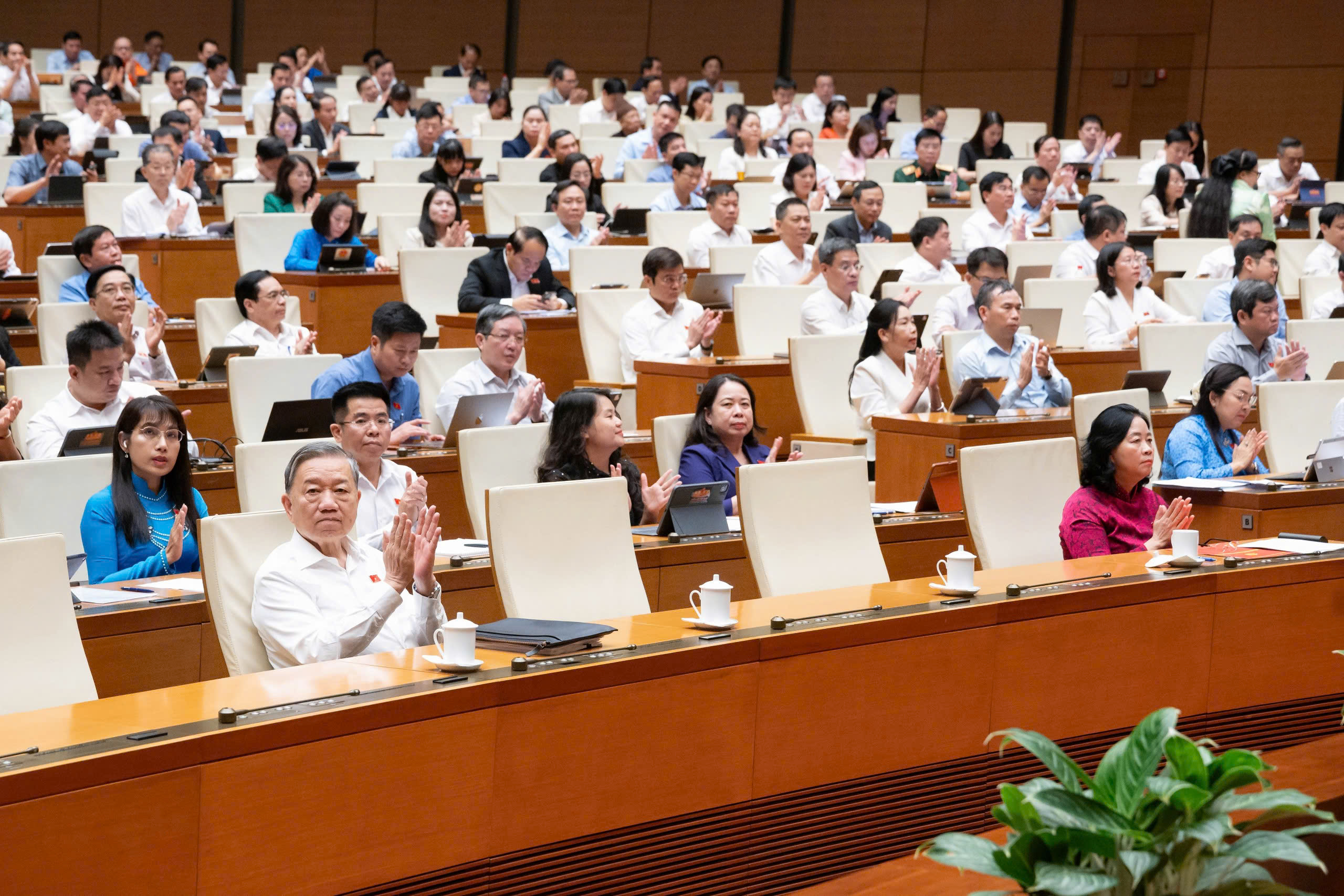 Cử tri kiến nghị quyết liệt b&igrave;nh ổn gi&aacute;, mạnh tay với h&agrave;ng giả, thực phẩm bẩn- Ảnh 1.