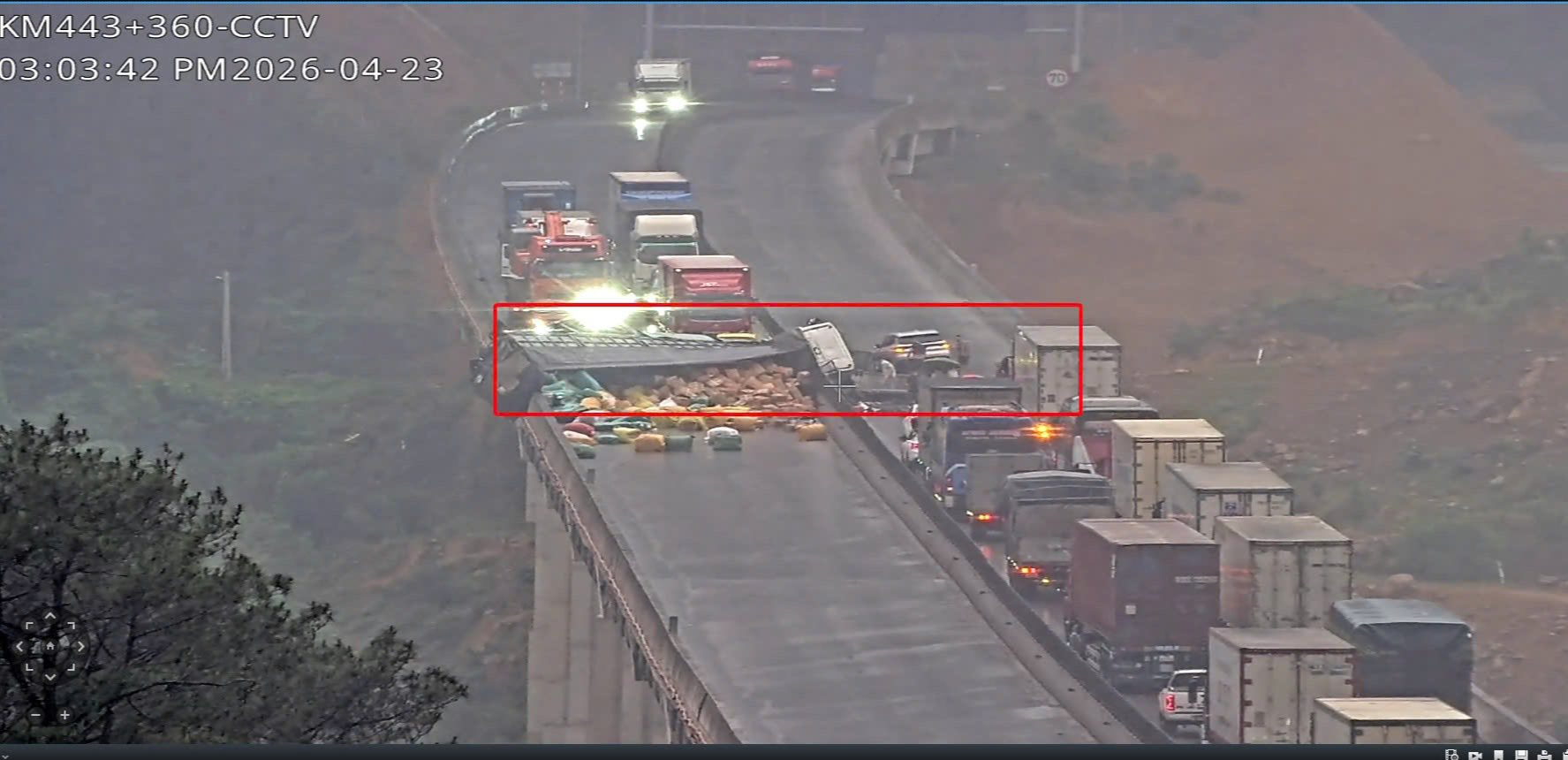 Xe tải lật ngang cao tốc Diễn Ch&acirc;u &ndash; B&atilde;i Vọt, giao th&ocirc;ng t&ecirc; liệt hai chiều- Ảnh 1.