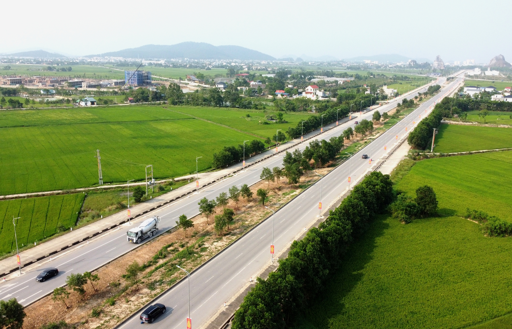 Ngắm những tuyến đường rộng th&ecirc;nh thang trị gi&aacute; h&agrave;ng ngh&igrave;n tỷ đồng ở Thanh H&oacute;a- Ảnh 4.