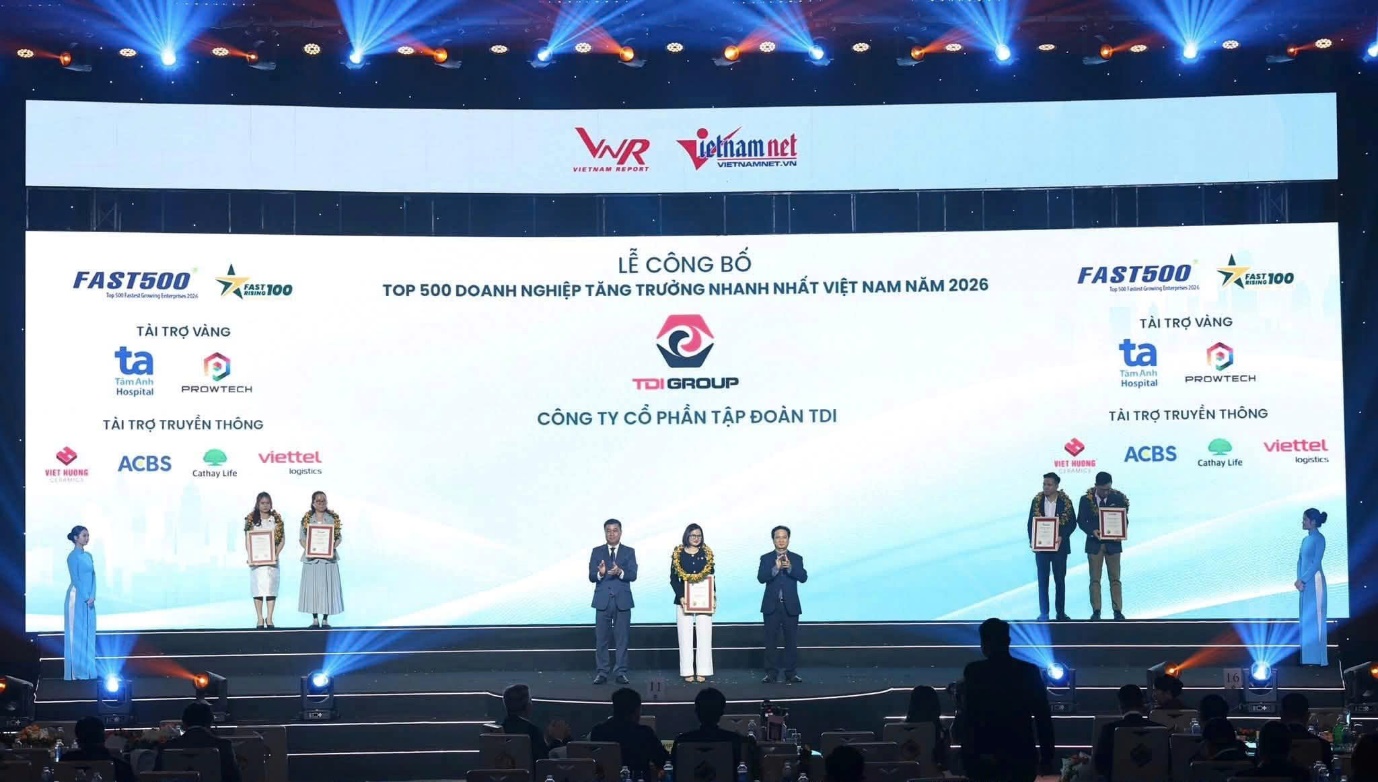 A group of people on a stage  AI-generated content may be incorrect.