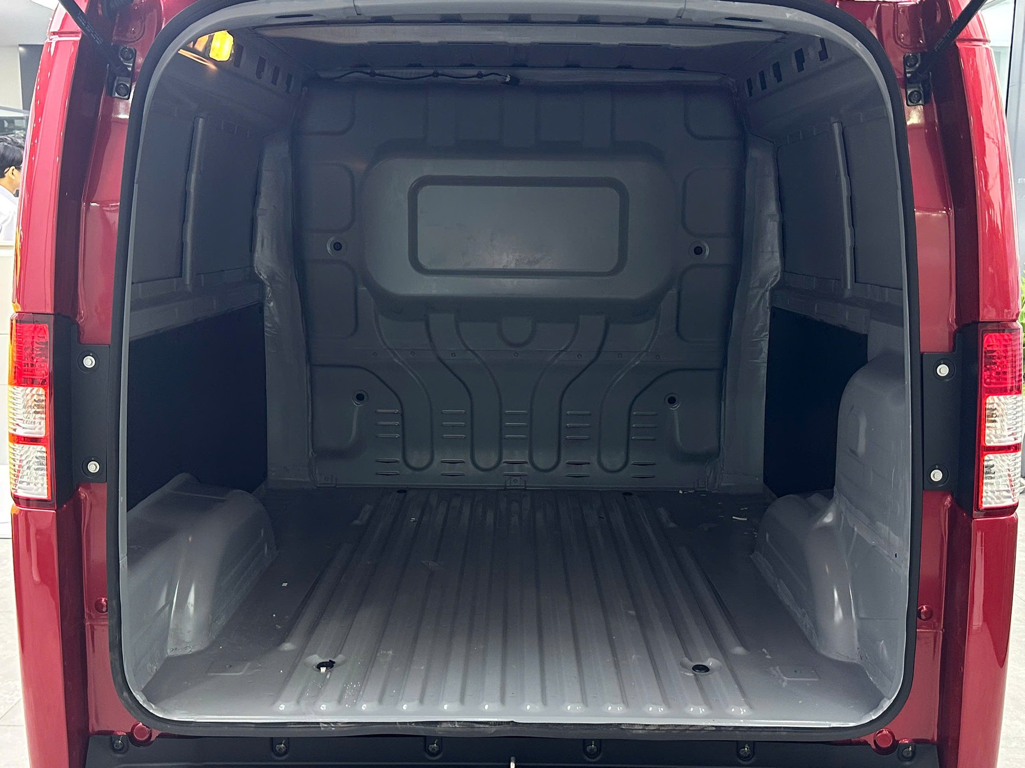 Mua xe tải Van, chọn VinFast EC Van hay Karry E5?- Ảnh 2.