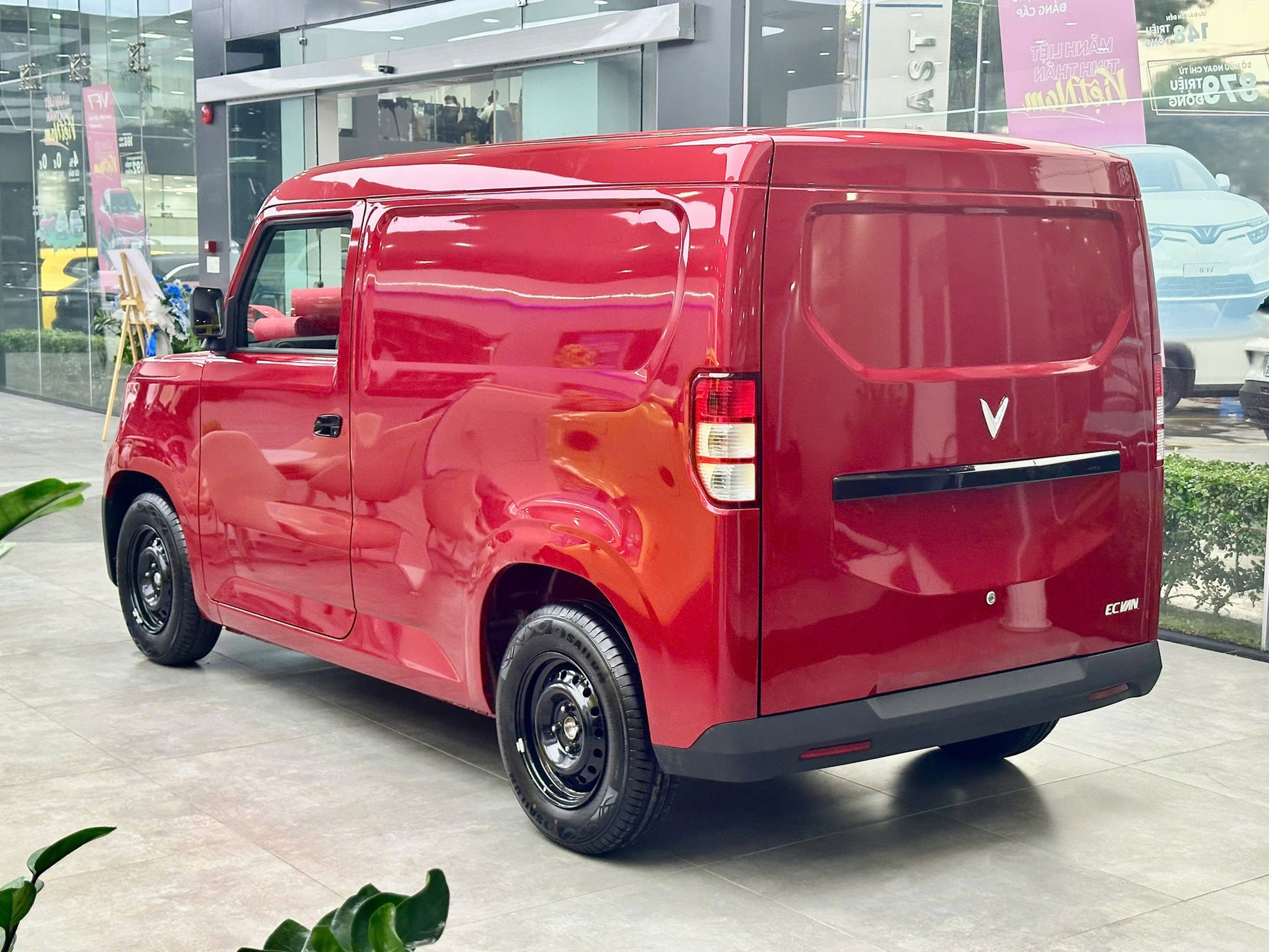 Mua xe tải Van, chọn VinFast EC Van hay Karry E5?- Ảnh 1.