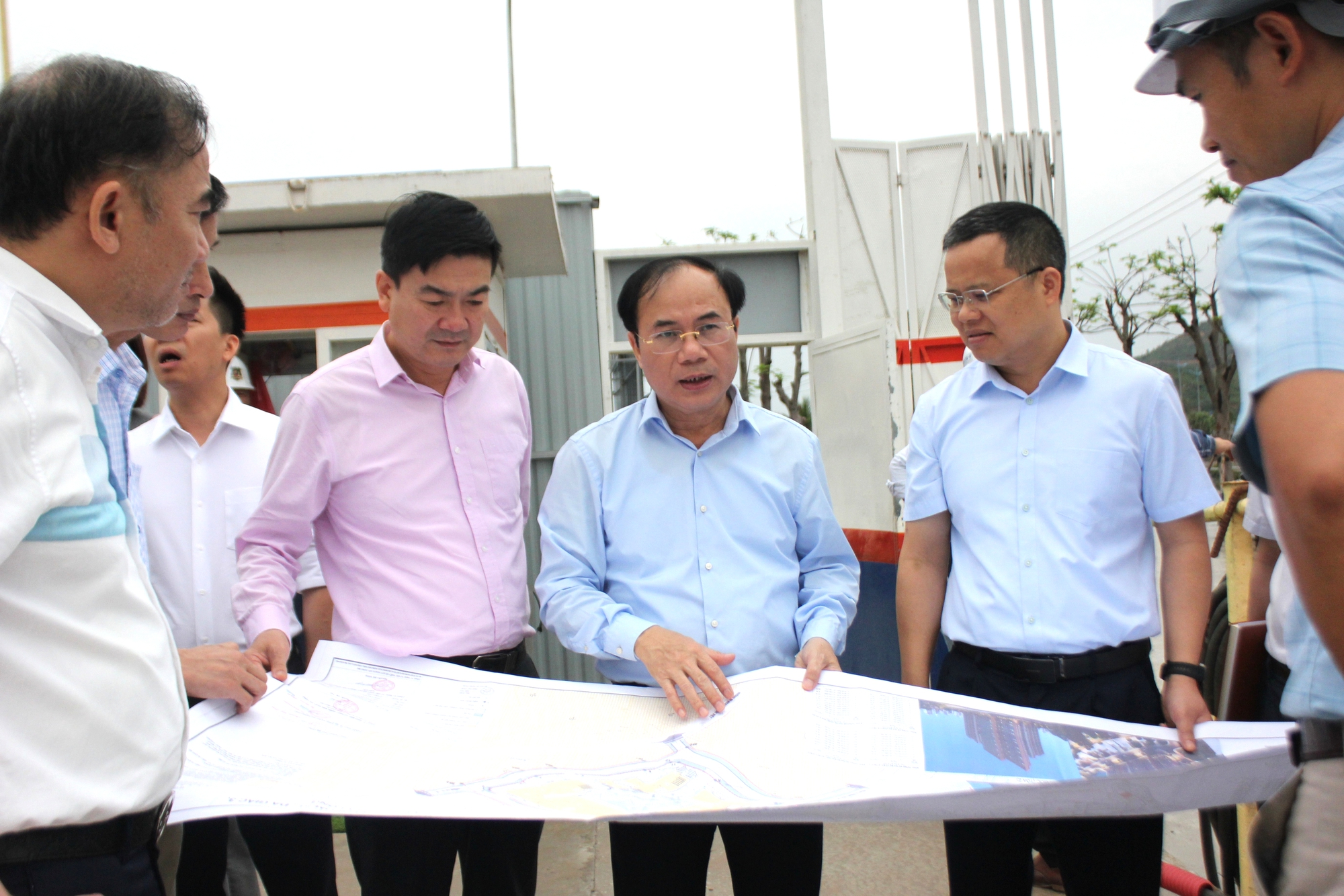 Thứ trưởng Nguyễn Văn Sinh yêu cầu đẩy nhanh tiến độ nhà ở xã hội tại Quảng Ninh- Ảnh 1.