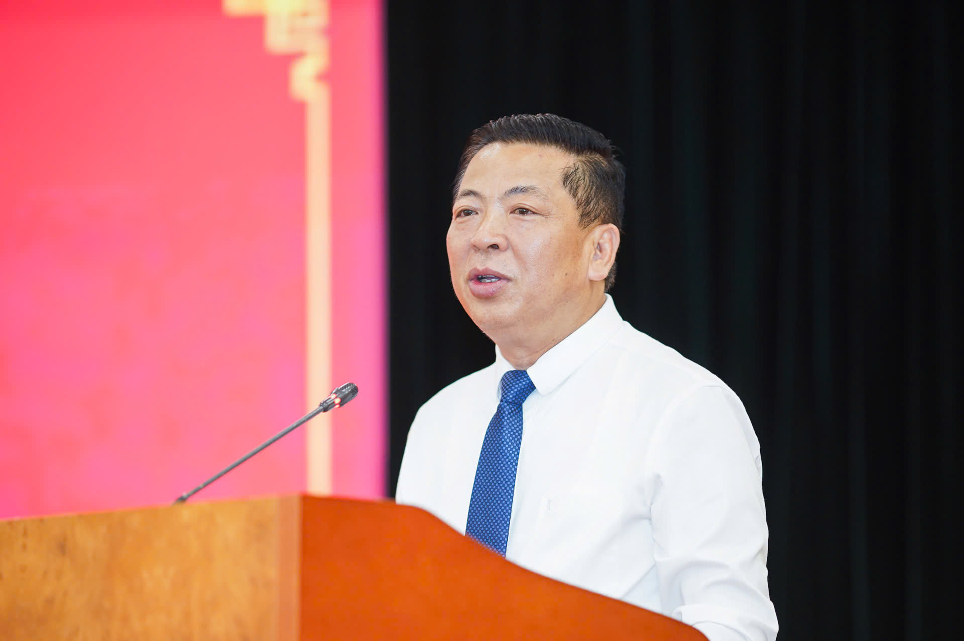 Bộ trưởng Bộ X&acirc;y dựng Trần Hồng Minh trao quyết định điều động, bổ nhiệm 11 c&aacute;n bộ- Ảnh 2.